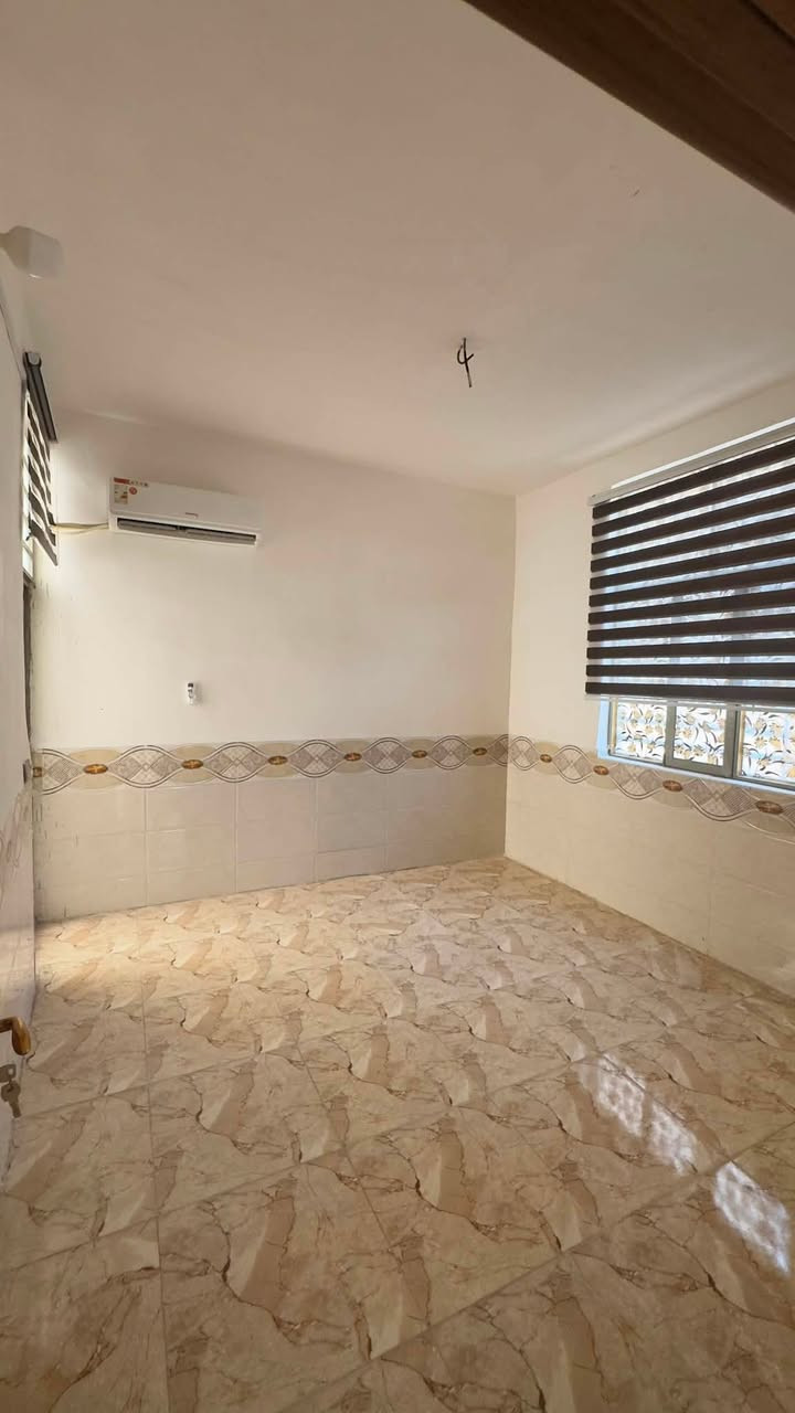 بيت طابقين ركن للبيع ما مسكون نهائياً يعني جديد بناء حديث كربلاء خلف باب طويريج بي سبلت و سخان و ماطور و برد سحب و بي كهرباء مساحته 55 منطقه سكنية راقية بيت يصلح حسينيه و بي مجال للتعامل للاستفسار الاتصال على الرقم او التواصل خاص 
***********

