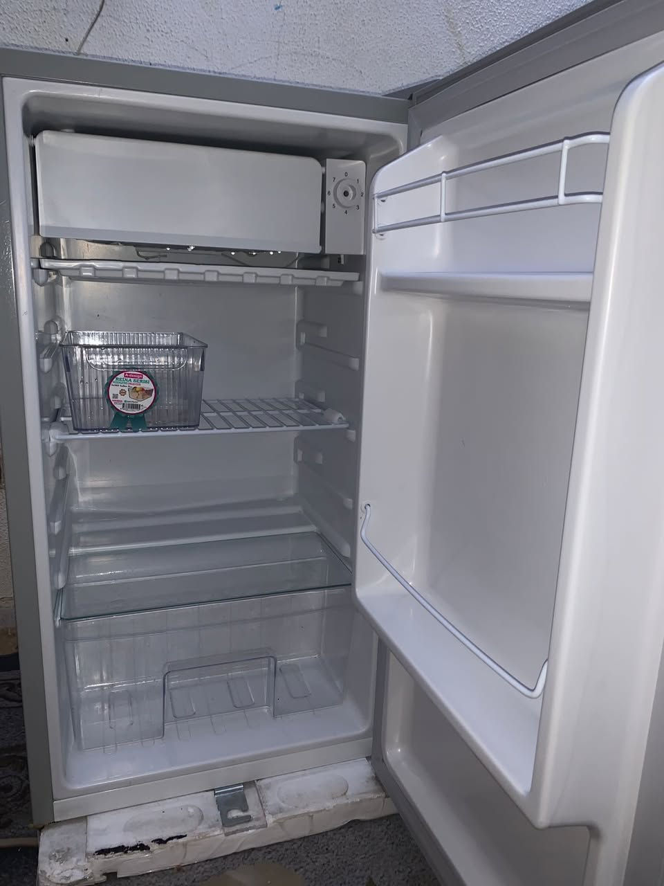سلام عليكم ثلاجه مثل ماموضح بالصوره ونضيفه استخدامها أقل من 3 اشهر وسعرها 150 الف اذا شراي اتصل ع هذا رقم ***********
