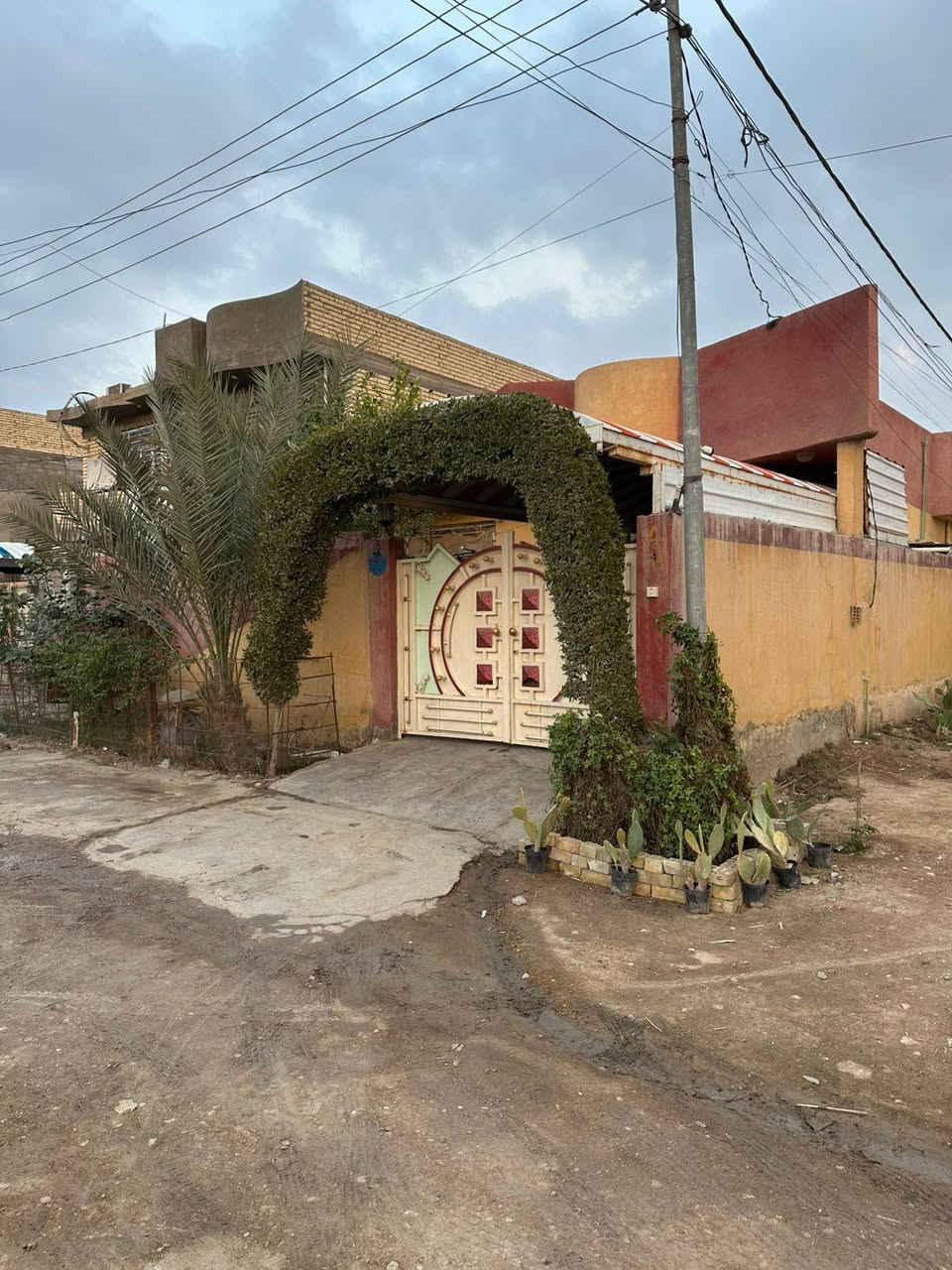 بيت للبيع داخل حي العسكريين موقع راقي جداا مساحه البيت 250 متر البيت ركن رقم القطعة4432/8/5 

بناء طابق واحد يحتوي على استقبال ومطبخ وصاله وغرف نوم كبيرات ثنين ومجمع صحيات كراج كبير بيت نفه جدا قريب على المدرسه الصينيه للاستفسار الاتصال على الحاج ابو ذو الفقار 
***********
