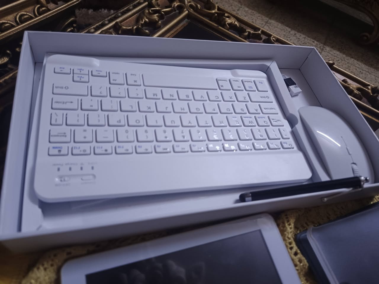 ايباد للبيع نوعه pc 
ذاكره 128 
ورام 4+4
جديد ما مستخدم 
كامل ملحقاته ماوس كيبورد وكفر وقلم 
شاحنه وسماعات 
سعر 130 وبي مجال حك جيتك 
***********
