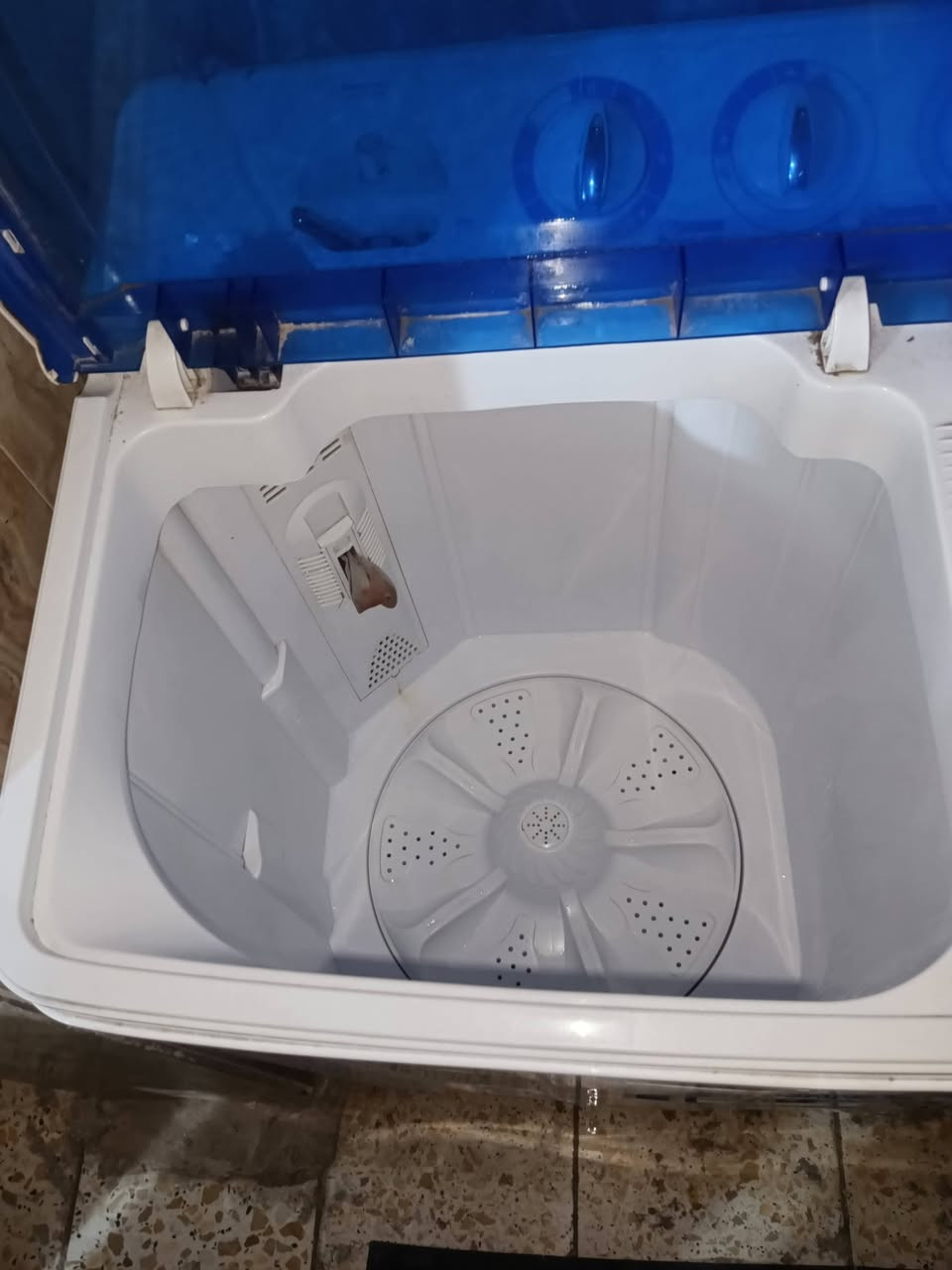 غسالة حجم 31كيلو مستعملة  ٣غسالات يعني بعدهة جديده سعرها 150 وبيهة مجال بسيط مكاني شهداء ***********

