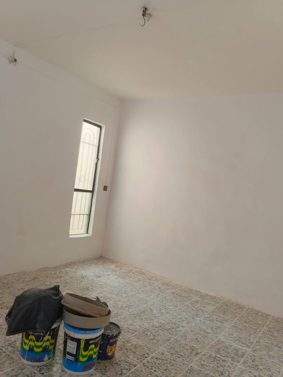 بيت (50) متر زراعي حي ميسان قرار محكمه مقابل حي العسكري عمود 230 شارع الصب داخل شارع مول المزرعه يبعد عن الشارع العام  300 متر فقط 
مشمول بالتطويب .
غرفه صاله مطبخ ومكشوفه وطارمه كما موضح بالصور 
الصاله سندويج والباقي عكاده 
السعر 17 مليون وبي مجال للشراي .تليفون ***********
مكلف بالنشر ☺️خاص موجود 😊
