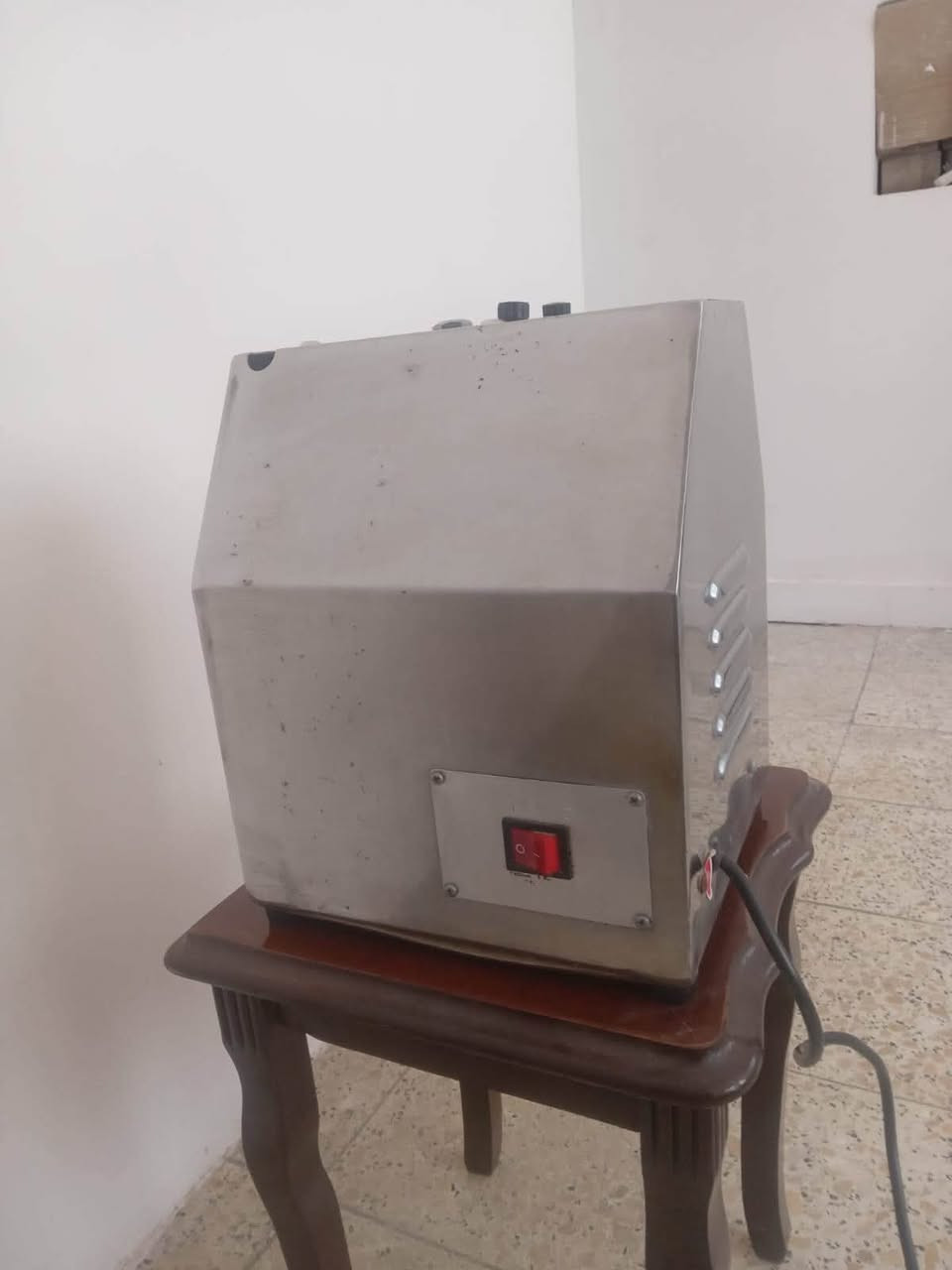 سلام عليكم غراض مستعمله ل بيع 
***********
مكينه لحم +دمبلاصات +مسجل ومضخم وسماعات
