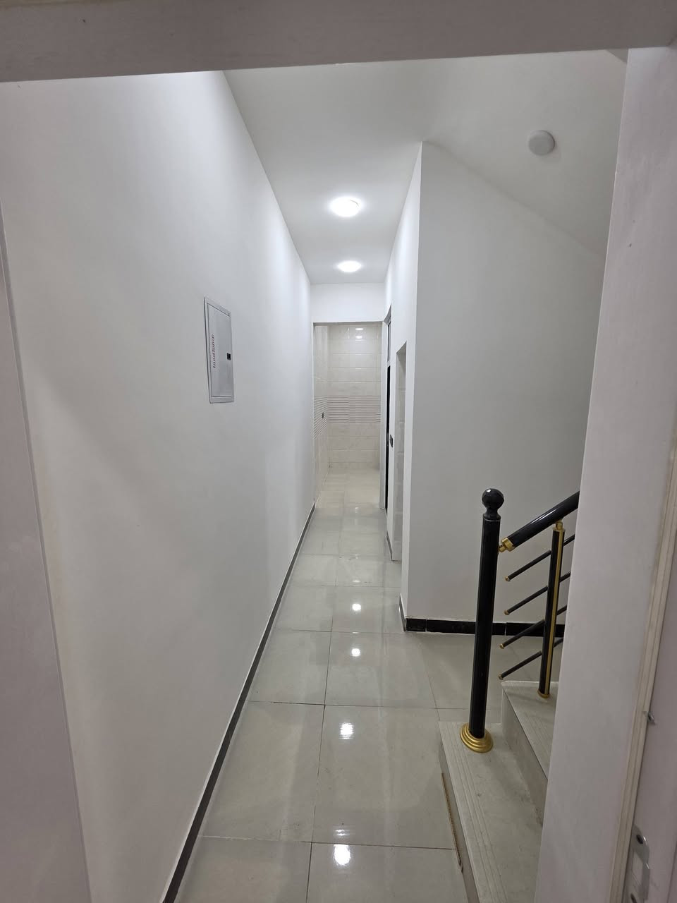 السلام عليكم ورحمه الله وبركاتهُ
#يعلن_مكتب_تبوك_للعقار 

دار للبيع مساحة 50م واجهة 4م نزال 12.5م 

الموقع : حي الجهاد _ ديوان المخابرات_ خلف شارع 60 

يحتوي على طابقين ونصف 

الطابق الاول : استقبال + مطبخ + صحيات + منور 
الطابق الثاني : 2 غرف نوم + صحيات 
الطابق الثالث : غرفه نوم + بيتونه + سطح امامي

بناء حديث 2025 غير مسكون 🔑

للأستفسار : *********** وسـام ☎️
