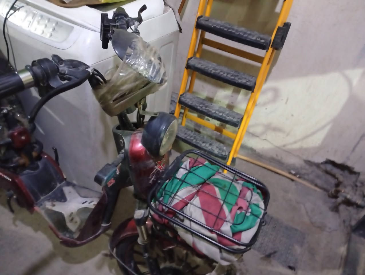 دراجة شحن للبيع موديل ٢٠٢٤ تايرات جدد السعر ١٥٠ وبيها مجال وهذا رقمي *********** متوفر واتساب مكاني الغزالية شارع الهياكل
