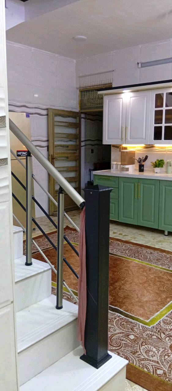 الدار للبيع المساحه 100متر الخدمات كامله ماء مجاري كهرباء تبليط شارع 10بيت كامل ماناقصه اي شيء بيت جديد بناء حديث البيت يحتوي على استقبال+صاله +ممر+غرفه +حمام داخلي+وحمام خارجي +مطبخ حار+العنوان منطقه سبع قصور مقابيل زنود الست الحمداني رقم الهاتف متواجد ع الواتساب تجي تشوفه احلا من الصور 