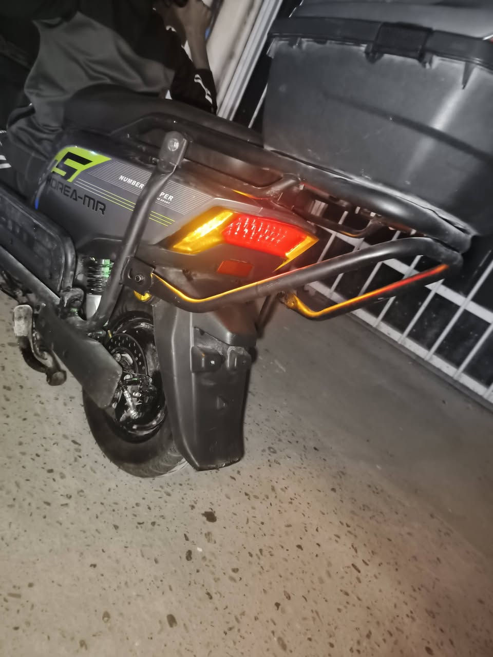 السلام عليكم ورحمة الله ♥
دراجه شحن سكنس ملف 2500.
ماشيه كلش قليل دراجه جديده. 
دراجه مدرعه+الدراجه من 6بطاريات. 
سرعت الدراجه ﴿99﴾
سعر الدراجه 750الف قفل 
مكاني بغداد العامريه. 
ارقام الهاتف +يوجد واتساب 
﴿***********﴾.
