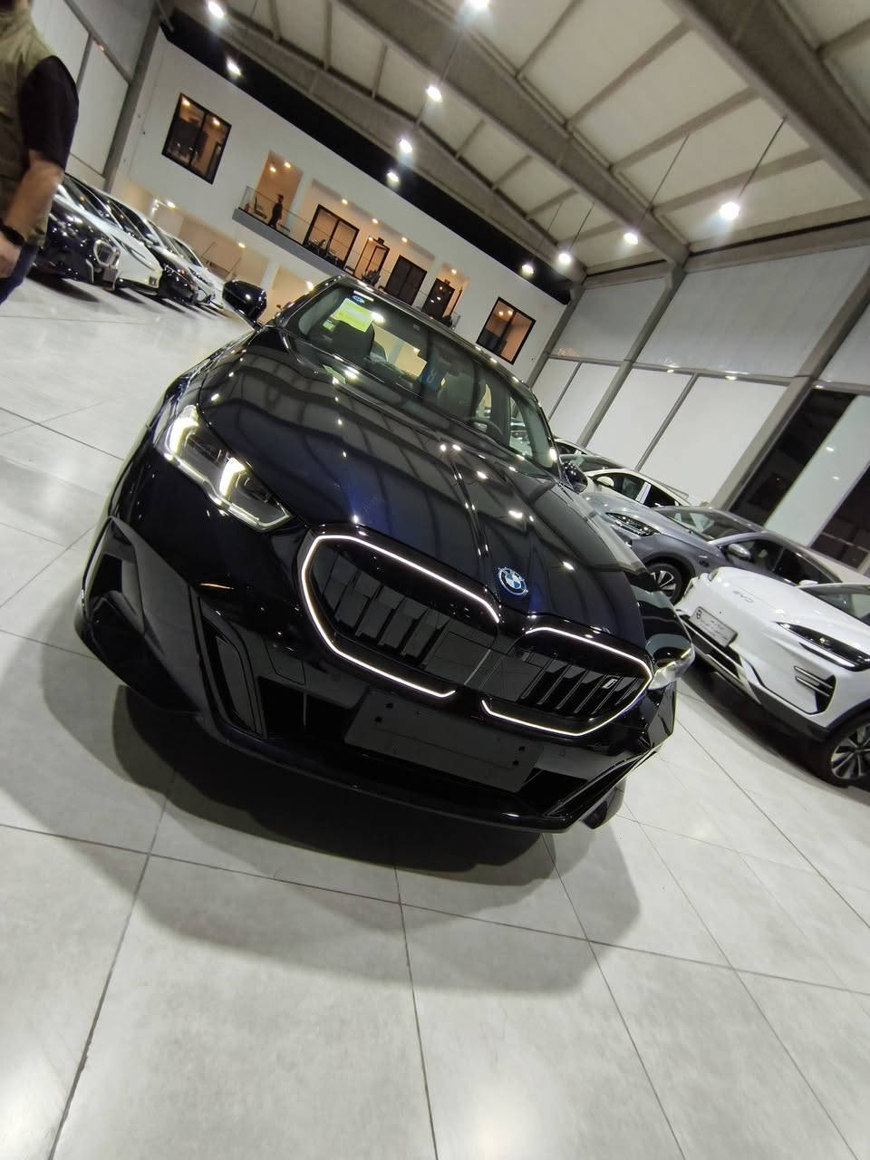 السلام عليكم ..
BMW I5 40 L 2025 
 كهربائية بالكامل  
المحرك والأداء: محرك كهربائي واحد يولد قوة 340 حصاناً ..
البطارية والمدى: بطارية ليثيوم أيون بسعة 91.2 kWh
 توفر مدى قيادة تقديري  713 كم حسب دورة القياس (WLTP/EPA).
الشحن: تدعم الشحن السريع بالتيار المستمر (DC) بقدرة تصل إلى 205 كيلوواط، مما يسمح بشحن من 10% إلى 80% في حوالي 30 دقيقة.
التصميم: سيدان رباعية الأبواب، تتسم بالفخامة مع شاشات منحنية مزدوجة (12.3 بوصة للعدادات و14.9 بوصة للمعلومات) بنظام تشغيل 8.5.
النسخة الطويلة (L): توفر مساحة أرجل أكبر في الخلف، وهي موجهة لتعزيز الراحة الفائقة.
الإضافات: إضاءة محيطية تفاعلية (Interaction Bar)، خيارات نظام صوتي harman/kardon ، ونظام تعليق متكيف.
بالاضافة الى المواصفات الاخرى   
عنوان السيارة معارض دهوك الجديدة  
ويوجد ايضا bmw i5 35 l 
 وسيارات كهربائية اخرى  
لأي استفسار اخر التواصل مع الرقم ***********  اتصال او واتساب
