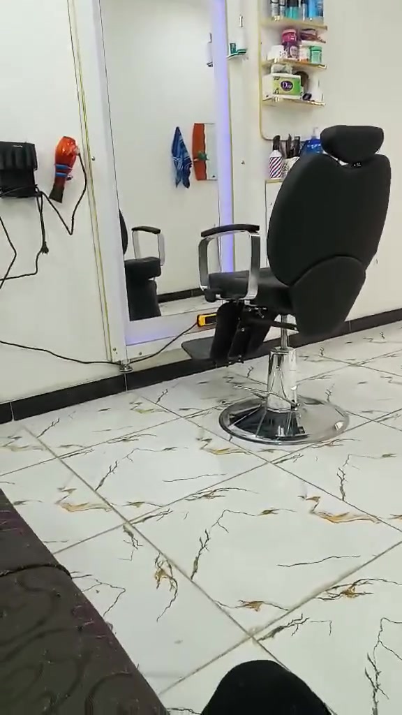 السلام عليكم ، للبيع غراض حلاقة كرسي و المرايا الموجود في الفيديو فقط مكان بغداد 
***********
