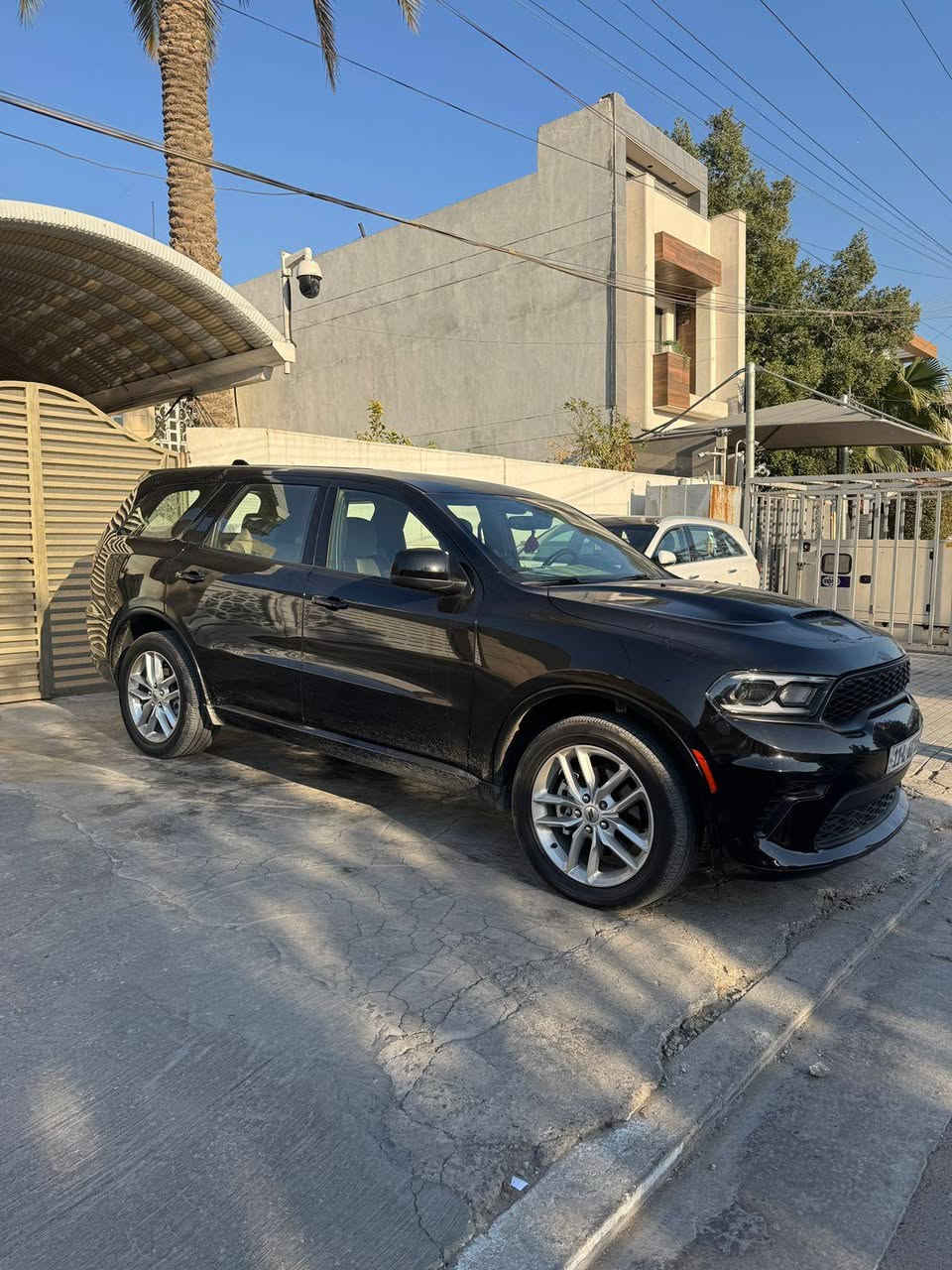 أعلان بيع 
للبيع سيارة  دورنكو GT *Dodge Durango GT 2023* بحالة ممتازة.

1. معلومات أساسية
- *الملكية*: باسمي - وارد أمريكي
- *الحادث*: حادث بسيط في الدعامية الأمامية وتم اعادتها مع تبديل ويل أمامي فقط ( بالامكان الاطلاع على صور الحادث ) 
- *اللون*: أسود ماشية ٤١ ميل
- *المكان*: بغداد
- *السعر المطلوب*: 320 ورقة
- *للتواصل*: ***********

2. المواصفات الميكانيكية
- *المحرك*: 3.6L V6 بنزين
- *ناقل الحركة*: أوتوماتيك - كفالة كير وصدر
- *الدفع*: رباعي 4x4
- *الإطارات*: بحالة  جيدة ويل نيكل 
- *نظام ABS*: مانع انزلاق
- *نظام Start/Stop*: إطفاء وتشغيل أوتوماتيكي

3. المواصفات الخارجية والداخلية
- *المصابيح*: زينون أمامي + LED + كشافات ضباب زينون
- *البنيد*: محدث أصلية
- *البدي*: بدون صبغ
- *المقاعد*: جلد أصلي VIP
- *الصندوق الخلفي*: كهربائي
- *المقود*: رياضي كهربائي مع تدفئة وتحكم كامل

4. التكنولوجيا والراحة
- *الشاشة*: شاشة لمس 10.1 إنش
- *نظام الملاحة*: GPS مدمج
- *نظام الصوت*: أصلي
- *الكاميرا*: خلفية ممتازة
- *التشغيل*: بصمة تشغيل + بصمة أبواب + بصمة الصندوق + تشغيل عن بعد
- *المقاعد*: تحكم كهربائي كامل لمقعد السائق 
- *Gear Shifters*: Paddle Shift خلف المقود

5. أنظمة السلامة
- *رادار أمامي* مع نظام مانع التصادم
- *حساسات خلفية* أصلية
- *تحذير مغادرة المسار* Lane Departure Warning
- *تحذير النقطة العمياء* Blind Spot Detection
- *تحكم ستيرن*: بلوتوث، مكالمات، مثبت سرعة Cruise Control، تحكم صوتي

السيارة نظيفة وجاهزة للاستخدام المباشر. للمعاينة والفحص، التواصل على الرقم أعلاه.
