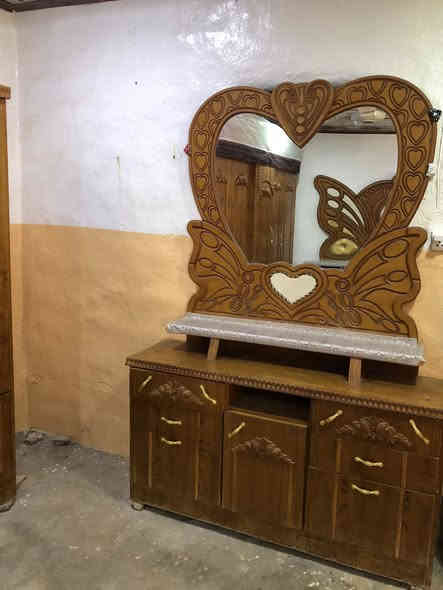 غرفة نوم مستعملا شي قليل اخو جديد العوان داخل الموصل ***********
