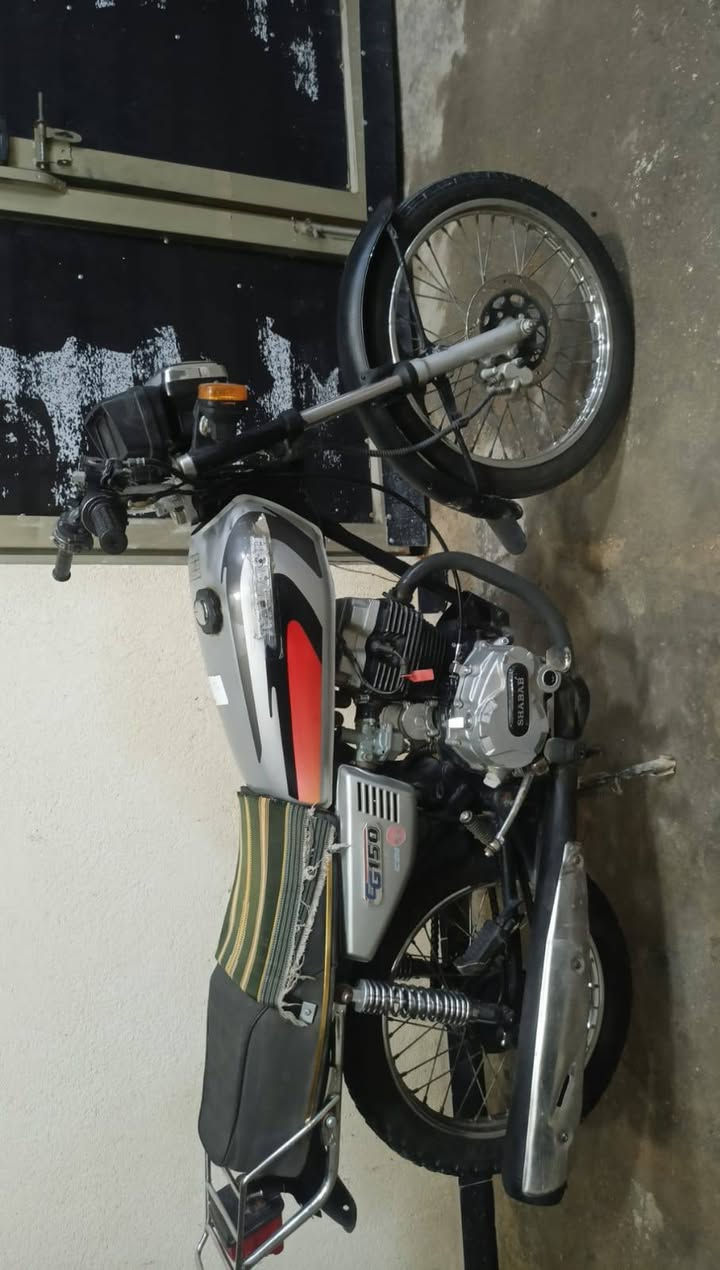 السلام عليكم دراجة مال إيران تهريب نوع شباب مكينة ١٥٠ ٥ كير نعومة ومشي ب٦٠٠ وبيها مجال هاتف ***********
