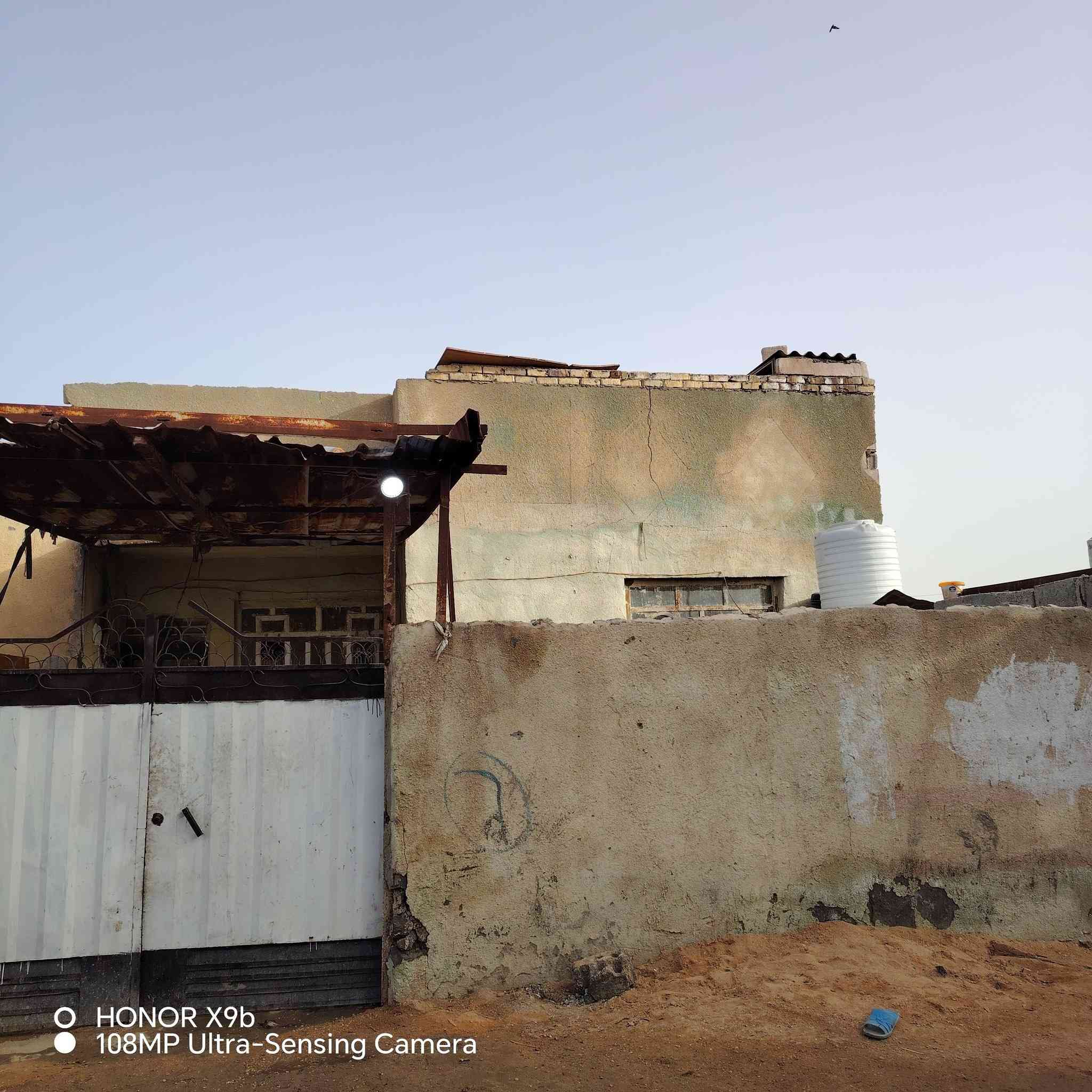 للبيع بيت ٢٠٠ متر في فريحة قرب البانزين خانة الكفيل يبعد عن الشارع العام ٥٠٠مترالسعر ٢٠مليون وبية مجال رقم موبايل ***********
