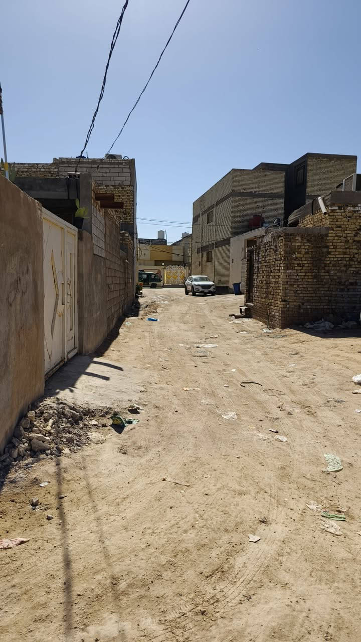 سلام عليكم  200 متر للبيع بناء بلوك وعكاده تجعيب طابوك  يحتوي على غرفتين او صاله وستقبال  البيت عوزه شويه ترميم  شارع المطار بشارع حاتم الخير  سعر 28 او بي مجال  ***********
