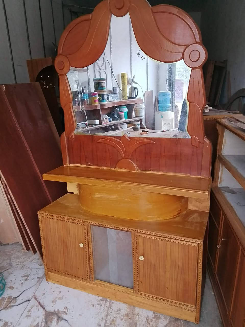 ميز مرايه مستعمل للبيع مكاني الشوملي ويوجد خدمة توصيل ***********
