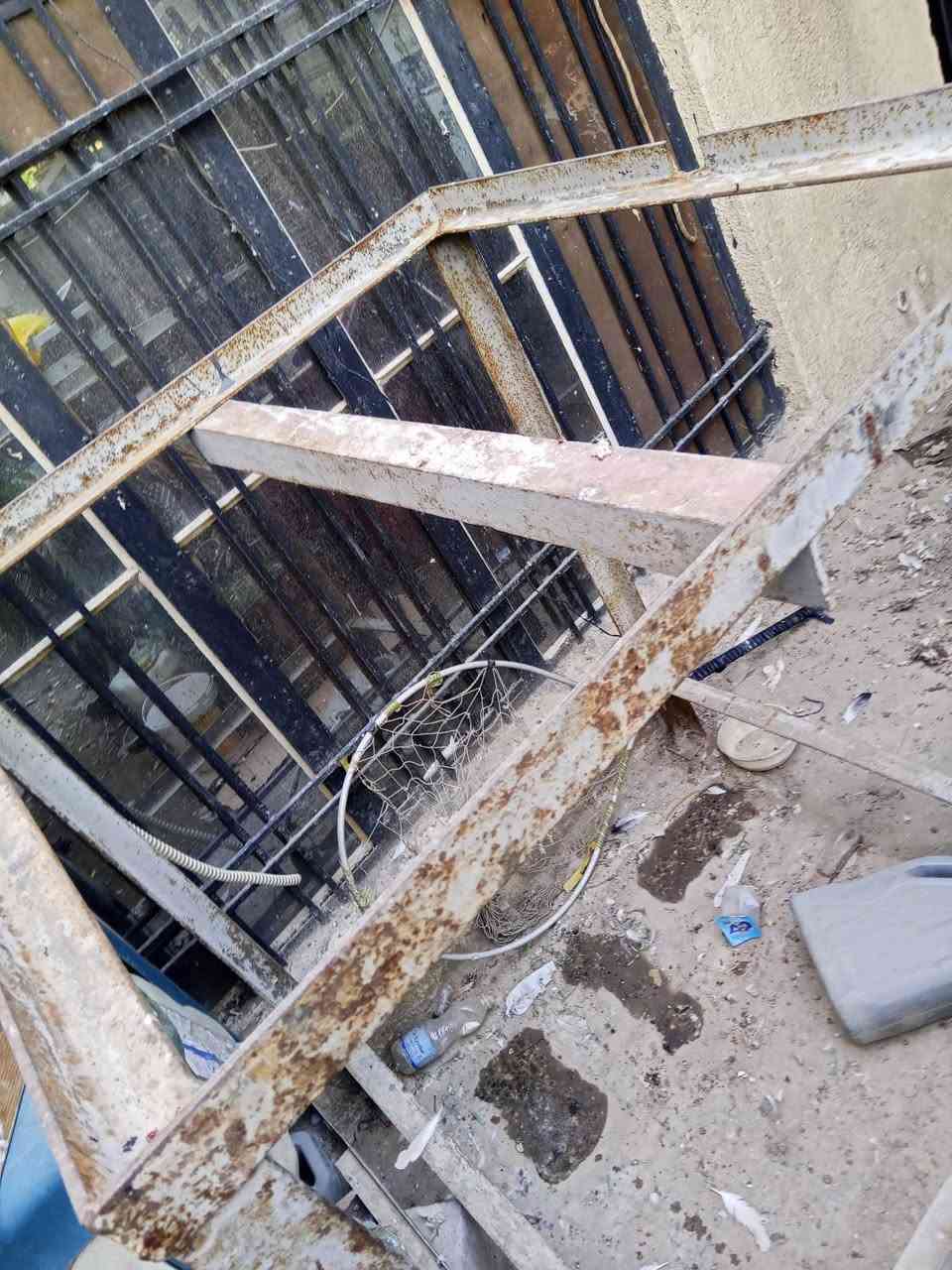 ميز مبردة حديد ثكيل جدأ أربعة يلا يشيلو ب40 بغداد شارع فلسطين رقم ***********
