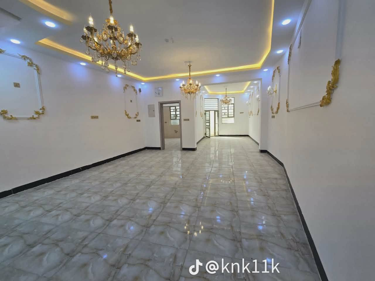 بيت في كربلاء يبعد عن الامام كيلو متر المساحة 160م
يحتوي على 6 غرف نوم وستقبال وصالة ومطبخ حار وبارد والصحيات نظام سويتات + داخلية وخارجية بناء درجة الأولى سند 25 مباشر من صاحب السند اصولي 100%
للأستفسار سيد احمد للتسويق العقاري  ***********
