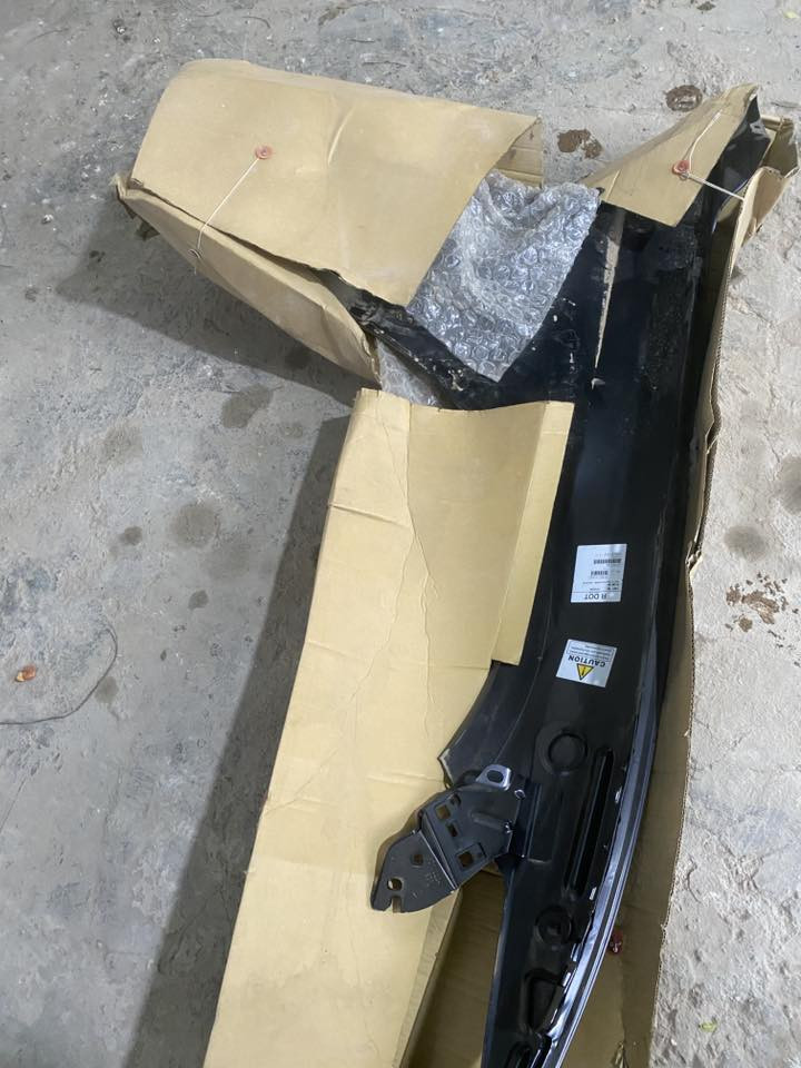 جاملغ جهه السايق مال موستنك 2017 جديد بعده. بلكارتون مثل ماموضح بلصور اشتريته ب100$ ابيعه ب100 الف دينار  للاستفسار ***********
