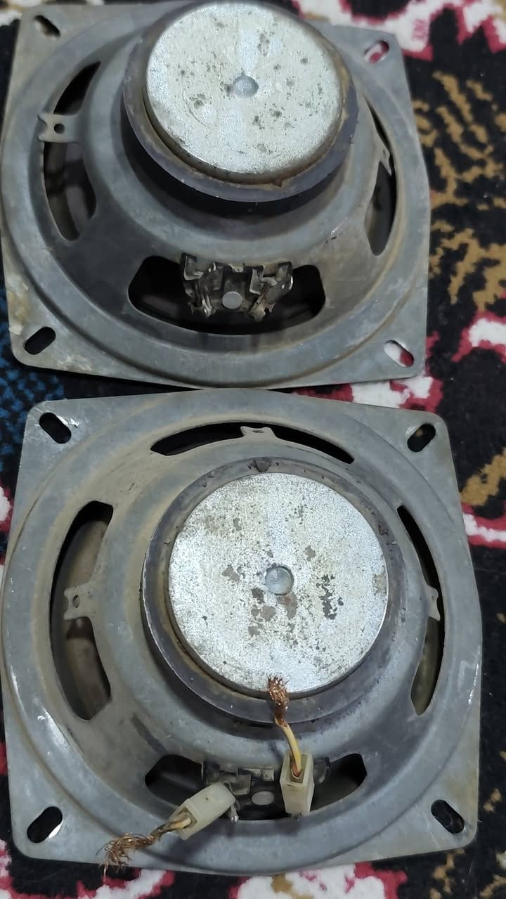 طقم سماعات أصلية بأرقام تسلسلية متطابقة (HB11 & HB12) تضمن نقاء وتوازن الصوت بين الجهتين ورق مكبوس عالي الجودة قديمة مناسبة جداً للتركيب في طبلون أو أبواب سيارات:مقاس 10 سم. تدعم السيارات تويوتا، نيسان صني، ميتسوبيشي لانسر، مرسيدس كلاسيك، وسوزوكي، وغيرها 
 سماعات سيارة ياباني أصلية (قديمة)، مو من هذا الصيني التعبان الموجود بالسوق حالياً.
المقاس: 4 بوصة (10 سم) – تركب بمعظم سيارات التويوتا والنيسان والبي إم 
الصوت: صوت طرب دافئ ونقي جداً، مخروط ورق معالج وشغل بلاد.
الحالة: نظيفة جداً ومفحوصة، وعليها ختم المصنع (HB11/HB12).
السعر: [ السعر، 20 ألف]


**إذا كنت صاحب هذا الإعلان وتريد حذفه لأي سبب، رجاءا أرسل رسالة إلى الدعم الفني**