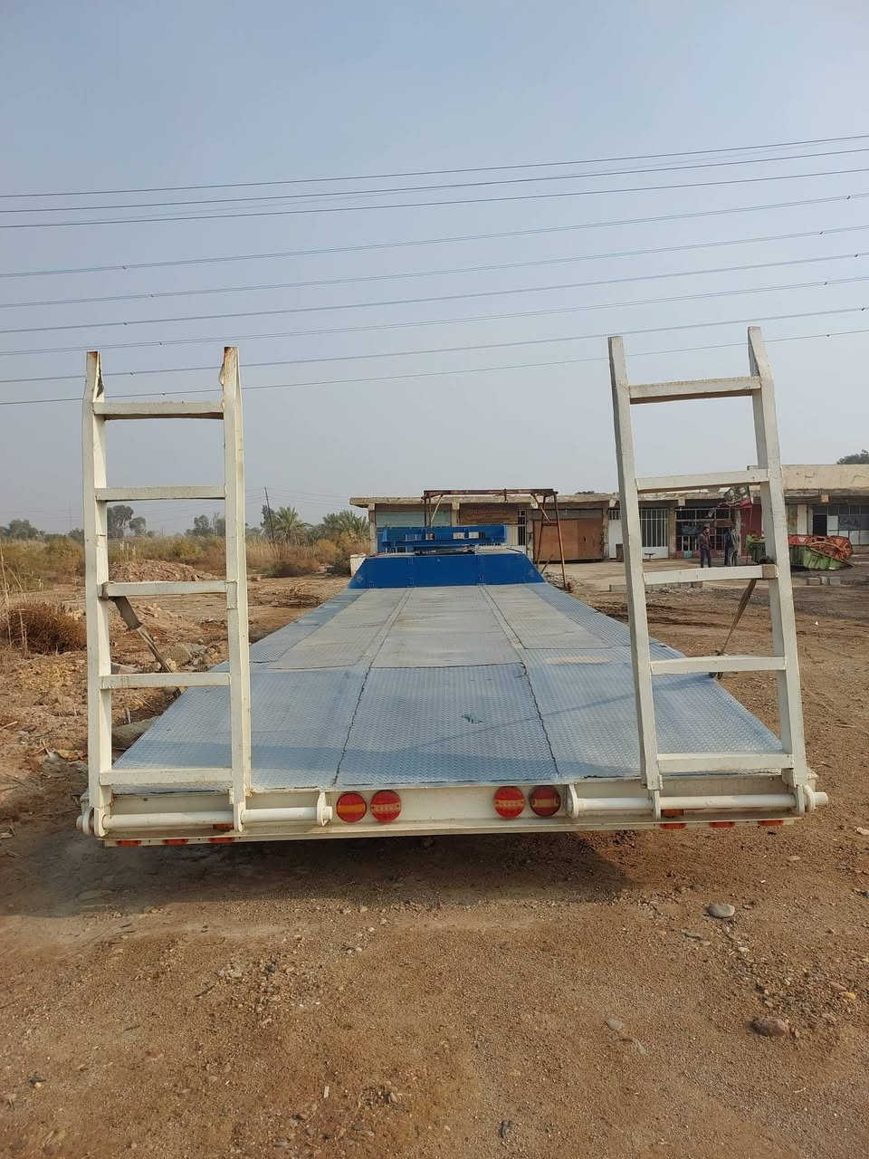 السلام عليكم لودر بلادية للبيع جوبلس تاير 17 العرض 3و20 الطول 10 دناكير ألماني مكفولة مكنها واسط العزيزية تخم تاير جاهزة للعمل ***********
