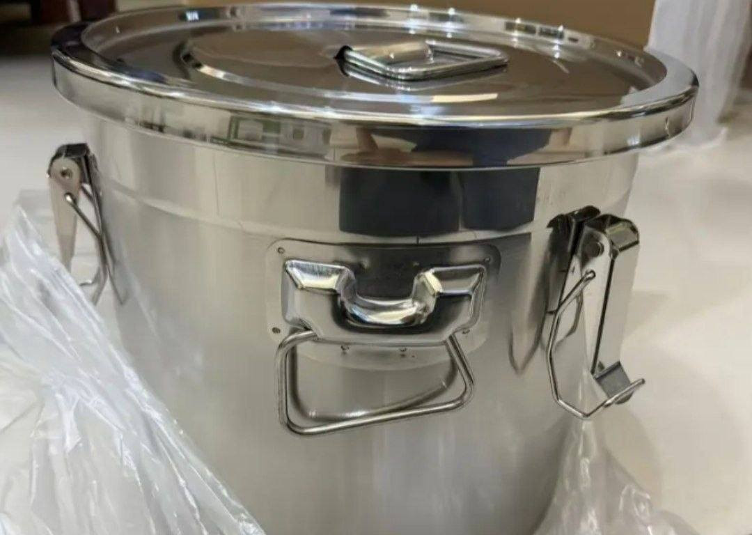 ،،امزون🛒🛍

قدر طبخ او حافظ تخزين مصنوعة من الفولاذ المقاوم للصدأ (استانلس ستيل). 
المادة: فولاذ مقاوم للصدأ عالي الجودة ومتين (مثل 304)،
الاستخدام: مناسب لتخزين الأطعمة، البهارات، السوائل، أو مستلزمات المطبخ الأخرى. 
المميزات: يأتي بغطاء محكم الإغلاق بمشابك قوية (Locking Clips) لمنع التسرب، والحفاظ على المحتويات من الهواء والرطوبة. 
المقبض: مزود بمقابض جانبية أو مقبض علوي متين لتسهيل الحمل 
السعر : 25الف.


**إذا كنت صاحب هذا الإعلان وتريد حذفه لأي سبب، رجاءا أرسل رسالة إلى الدعم الفني**