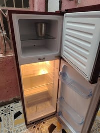 ثلاجة • بحالة جديدة • استخدام قليل