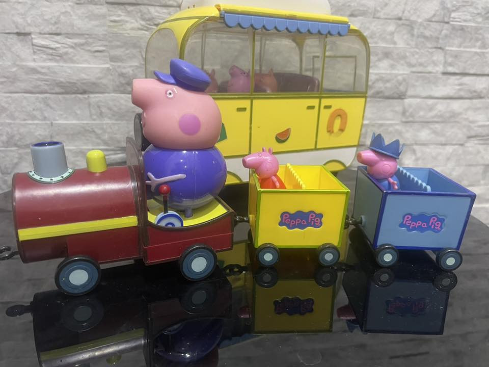 le camping-car familial de Peppa Pig, généralement vendu avec des figurines de la famille Pig et train de Papy Pig


**إذا كنت صاحب هذا الإعلان وتريد حذفه لأي سبب، رجاءا أرسل رسالة إلى الدعم الفني**
