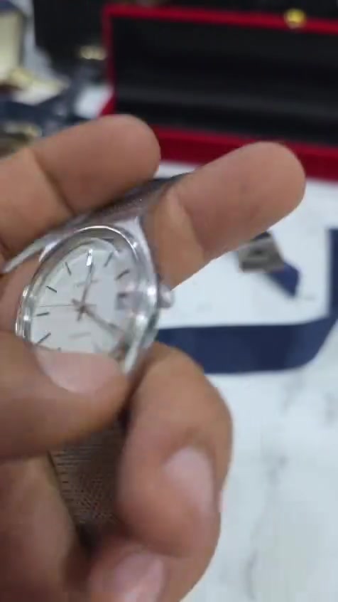 Certina Quartz Vintage
سيرتينا سويسري مكينه ثري فيف 
سوار شبكي (Milanese Mesh) ستانلس ستيل.


**إذا كنت صاحب هذا الإعلان وتريد حذفه لأي سبب، رجاءا أرسل رسالة إلى الدعم الفني**