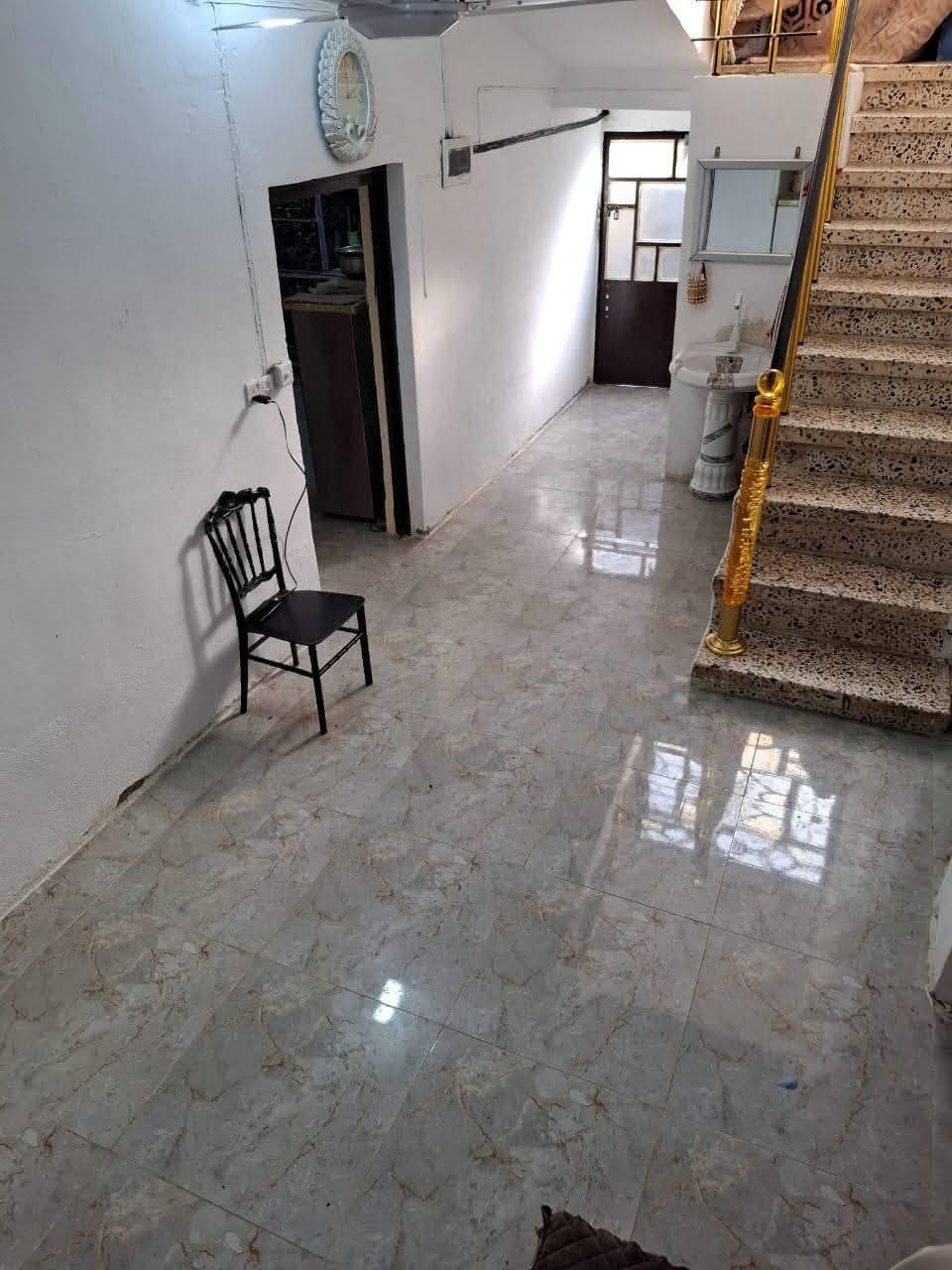 دار للبيع زراعي مقابل عمارة فلاح
#بداية شارع المطار خلف التجاري 
#المساحة 250 متر عگادة 
ترميم جديد 
#يحتوي على : 
غرفتين نوم +استقبال+مطبخ+ صالة+مجمع صحيات داخلي وخارجي 
للإستفسار عن السعر وباقي التفاصيل 
التواصل مع مكتب 
#قمة_الأرض_للعقار_والمقاولات_المحدودة 
***********
***********
