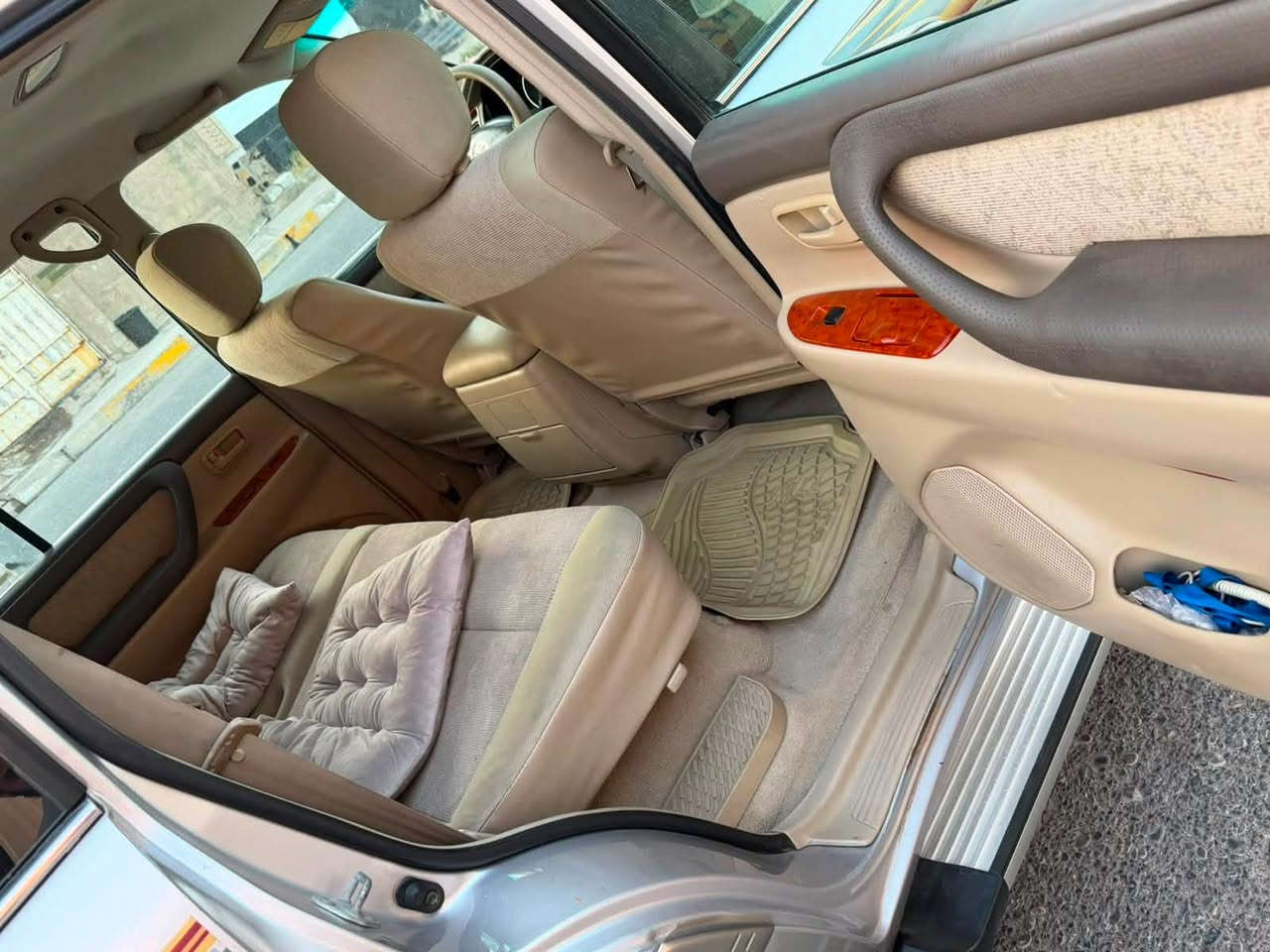 ---
**بۆ فرۆشتن - لاندکرۆزەری ناوخۆیی و پاک 🔥**

**TOYOTA LAND CRUISER 2005**

ئەم لاندکرۆزەرە بۆ ئەو کەسەیە کە دەڵێ سەیارەی پاکم دەوێت، سەیارەکە لە وێنە جوانترە لە واقیع!

**وردەکاری سەیارەکە:**
🩶 **ڕەنگ:** سلڤەر - زۆر جوان و تایبەت
✨ **پاکی:** زۆۆۆر پاکە، شازی سەردەمی خۆیەتی
💰 **مەسرەف:** دینارێک مەسرەفی تیا نیە، تەبرید و هەموو شتێکی بە شەرت
🛡️ **دەعم و لێدان:** هەموو گیانی بە شەرت، بێ دەعم و بێ لێدانی قورس
🔧 **بۆنێت:** تەنها پەمپێکی زۆر بچووکی هەیە لەبەر بەرد بەرکەوتن، ئەگینا بێ کێشە
⚡ **کارەبا و میکانیک:** هەمووی بە شەرت و بێ کێشە
📄 **سەنەوی:** بە ناوی خۆمانەوەیە و هەتا 2030 تازەیە

سەیارەکە سەیارەی ماڵانە و دەست لێنەدراوە، بۆ کەسی بەحەز و موشتەری پاک.

**شوێن: هەولێر**
**پەیوەندی: *************

موشتەری راستەقینە پەیوەندی بکات، لە خزمەتین.
