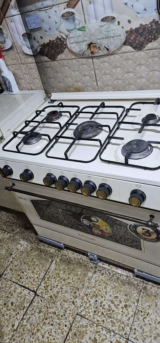 طباخ تركي 5 عيون والفرن شغال للبيع تاخذه مني بشرط اخذته قبل شهرين ب650 الف هسه اريده ب275 الاتصال ***********
