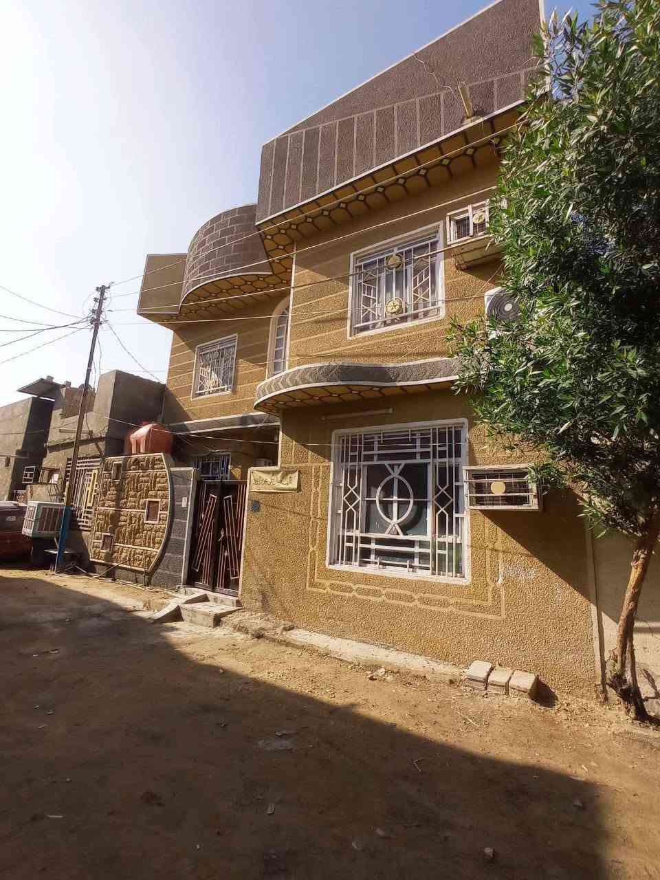 ملاحظة: بيع مستعجل 
السلام عليكم بيت للبيع المساحة 100 طابقين متوفر ماء خطين  ومجاري على الدولة رئيسي وكهرباء كاشي وسيراميك جاهز عقد زراعي يحتوي على 3 غرف نوم و2 صالة 2 مطبخ واحد مفتوح على الصالة بل طابق الثاني و3 حمامات       تواليت السعر 90 مكاني كربلاء قرب كنطرة السلام للاستفسار الاتصال على الرقم ***********
