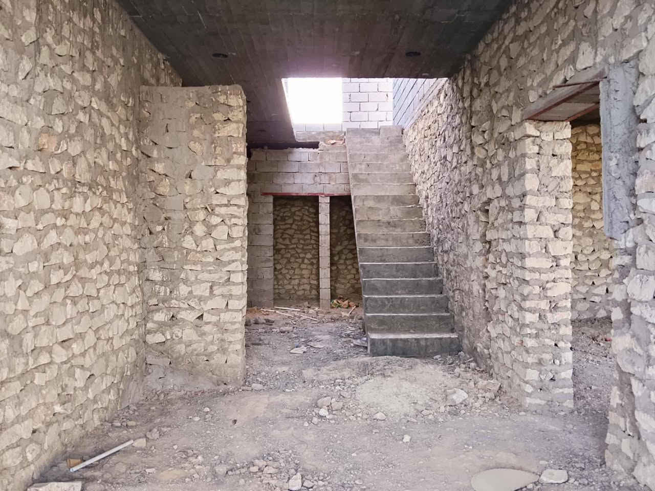 بسم لله وعلى بركة الله 
بيت للبيع في منطقة الخفاجية  خدمات واصلة،
مكانه ورة بيت مصطفى أبو مرور ولازم كببجي 
المساحة 575 متر 
الدار مسيج
السعر 30 مليون
للاتصال. ***********
