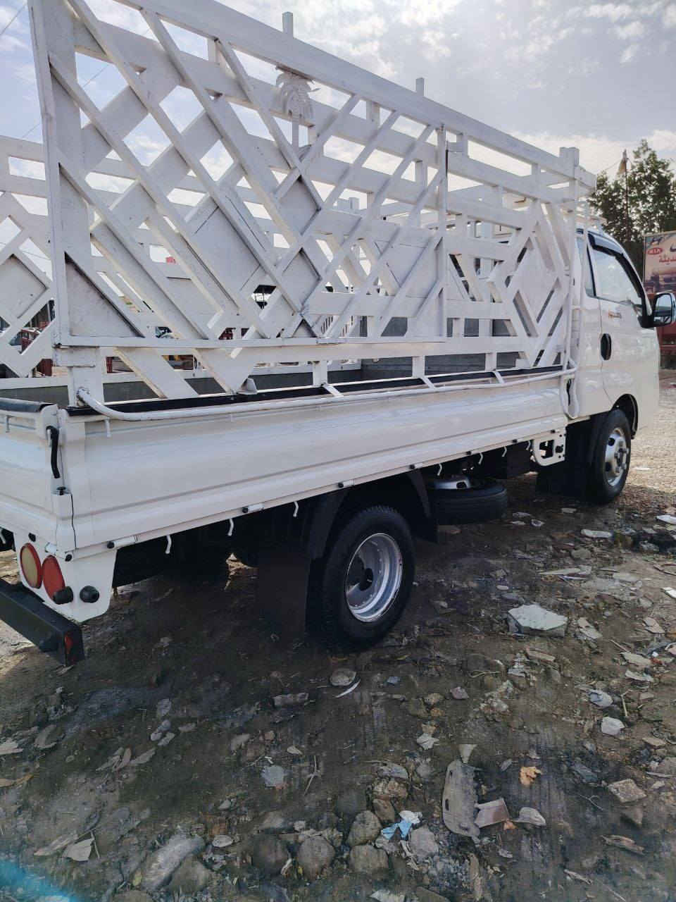 كيا حمل فحل للبيع
موديل ٢٠١٧
السيار جاهزه للشغل كبل
بيها محجر وتحيوره ياباني 
رقم دولي جديد
مكينة وكير وحدادية كله جديد 
السعر ١٣٥ ورقة وبيها مجال شي قليل
غير متواجد على الفيس بوك 
التواصل على الأرقام التالية 
***********
***********
