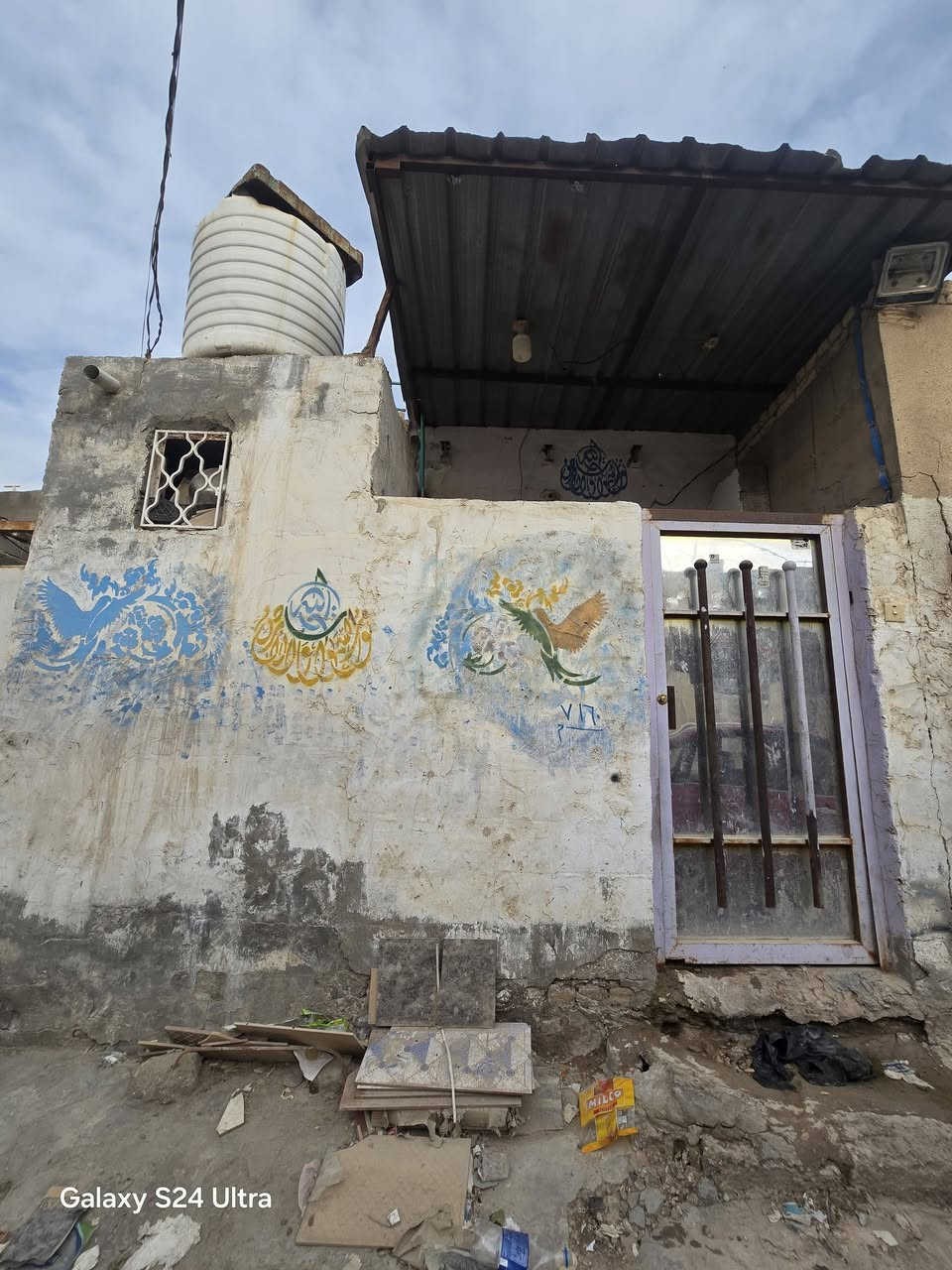 بيت لبيع بشارع المطار القديم المساحه ٥٠متر يحتوي على غرفه وصاله مفتوحه على المطبخ وصحيات السعر ١٢ وبي مجال للستفسار*********** مكتب بركات ام البنين قرب اسواق فدك
