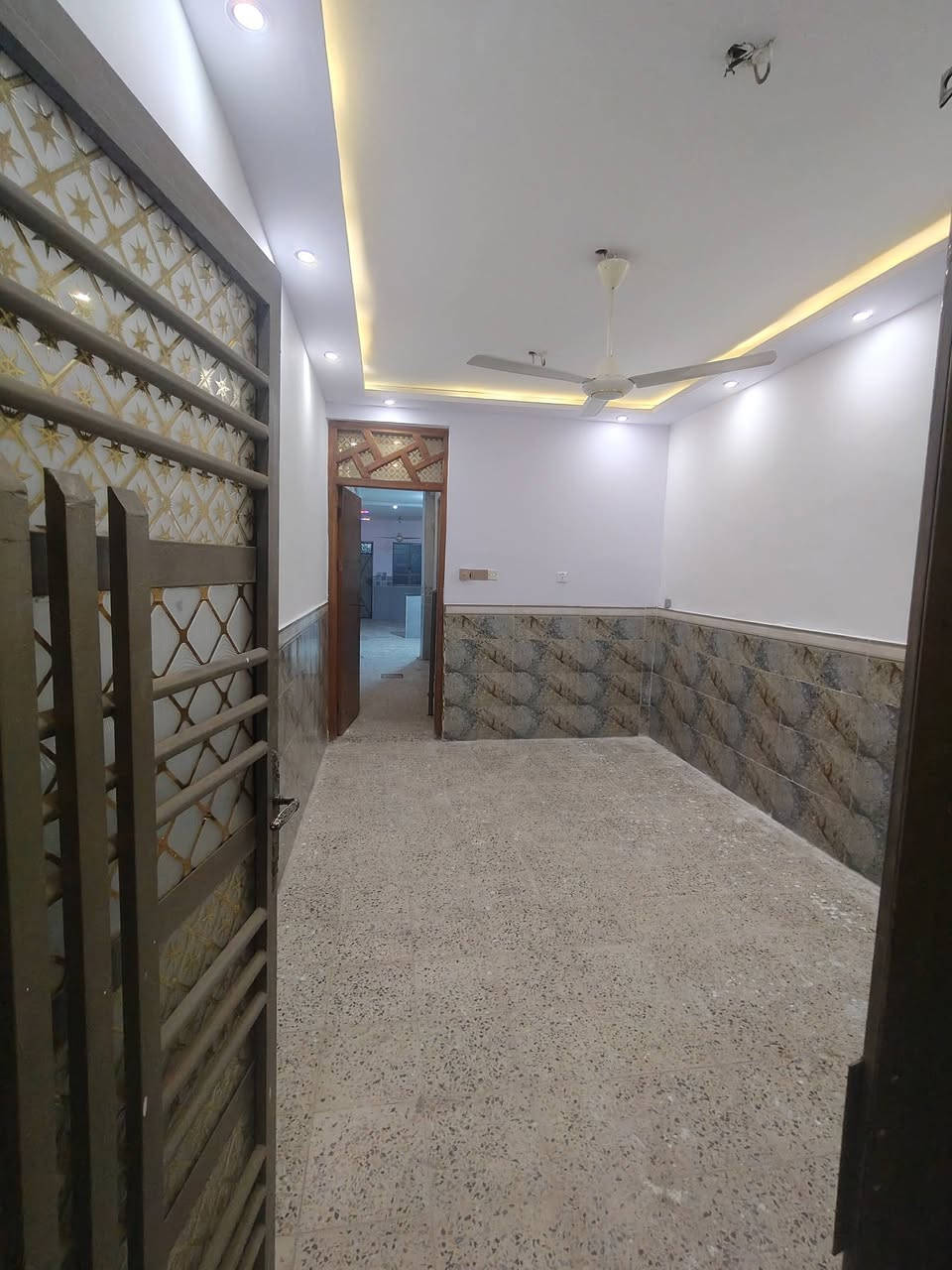 مشتمل للايجار 
يحتوي على استقبال ومطبخ كبير وخدمات جوه وفوق غرفه لي كدام و سطح كبير لي وره+تكدر تقسم المطبخ ويصير غرفه جوه ومطبخ 
المساحه/72متر 
الموقع/الشعب حي اور وره عيادة طب الاسنان الشعب 
السعر/500وبي مجال
للاستفسار/‏‪0777 238 4893‬‏
موقع المكتب/الشعب بشارع اسواق فدك
