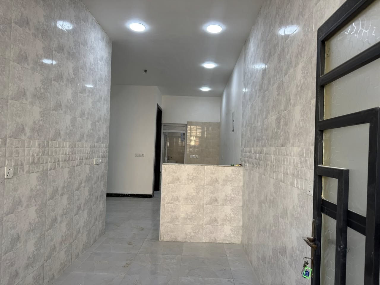 ‎ للبيع مساحة 100م الدورة حي دجلة شارع 25 طابقين وبيتونة كلش جبيره 
‎الطابق الارضي متكون من مطبخ واستقبال وحولي وحمام ومنور و غرفة نوم 
‎طابق الثاني متكون من غرفتين نوم   
‎الحمامات نظام تعليك 
‎تانكي ابو 1000 ماطور ماء 
‎البيت بناء جديد 
‎ناقصة بس تجيب غراض وتجي تسكن حتى تنظيف منظف
‎اني صاحب الدار مباشر لا دلال ولا وسيط ***********
