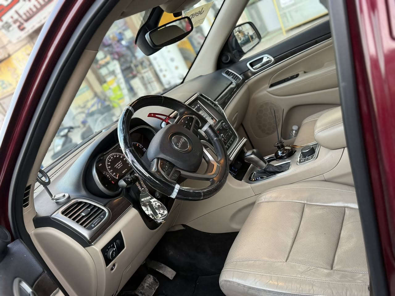 سلام عليكم 
للبيع جيب خليجي لمتدد بلاص 
موديل 2018
رقم بغداد الدولي الجديد باسمي
مكفوله من صبغ وتبديل حتى الدعاميات مكفوله من صبغ بيها بارد بسيط بقبق الجنطه  ومسويله قبل يومين سونار يم الصفار حتى ماتتعب 
ماشيه 82 الف كيلو
 كير ومكينه مكفوله مامفتوح بيه برغي
تخم تاير جديد شاده
سياره فول مواصفات 
3 شاشات 
توقف ذاتي 
كشنات كهرباء
مري جانبي تدفئه
فور ويل
سلايت طكتين 
تدفئ وتبريد كشنات
ستيرن كهرباء وتدفئه
تحكمات ستيرن +شفتات 
تدفى كشنات خلفيه 
جنطه كهرباء 
حساسات امامي خلفي 
شاشه جبيره 
3 وضعيات قياده 
تحديد مسار 
قفل سرعه 
تشغيل عن بعد 
منضومه زنون اصليه

السعر 265 وبيه مجال بسيط 
مكاني بغداد حي الجامعه 
***********
