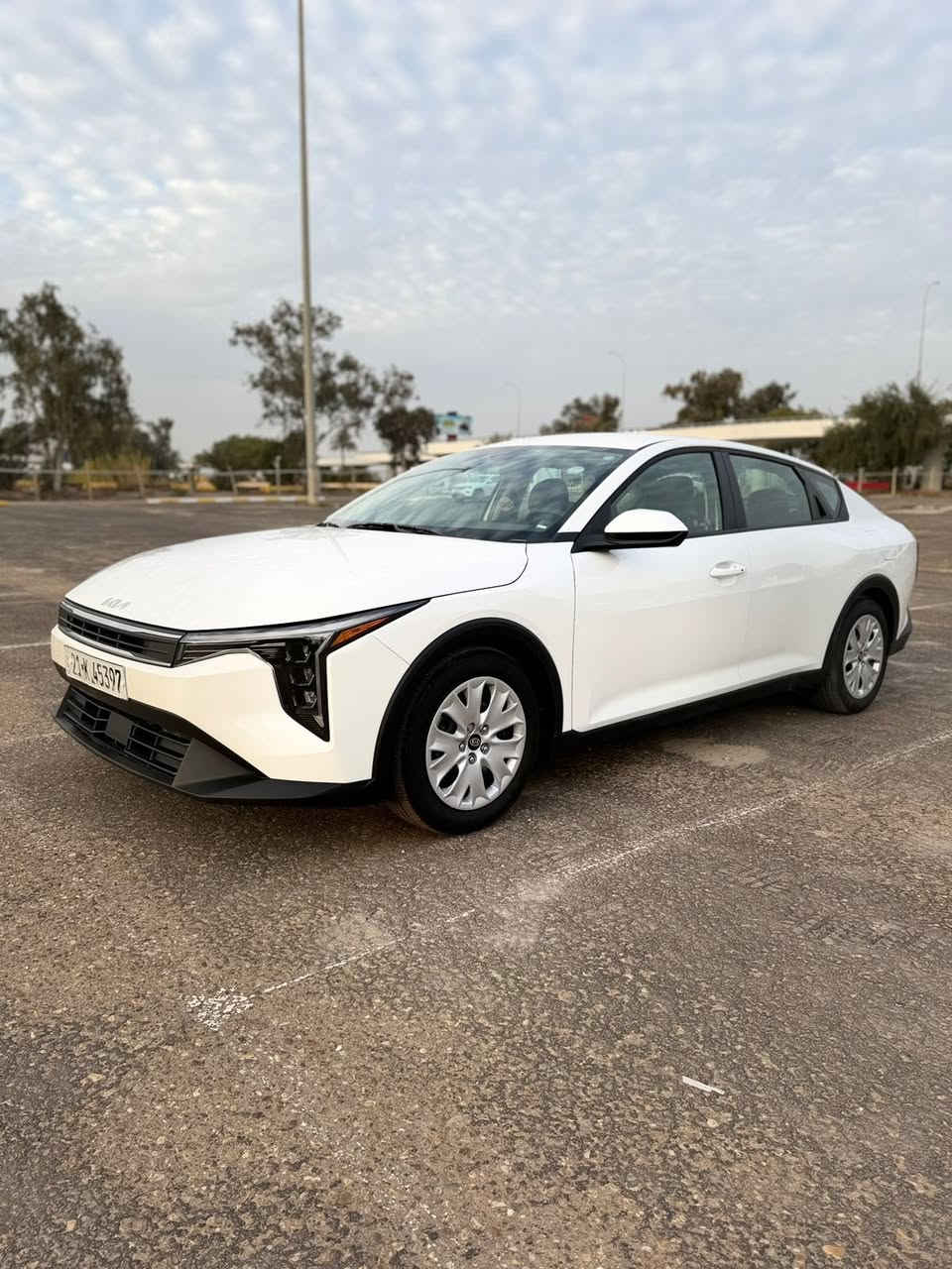 السلام عليكم 
للبيع KIA K4 وارد كندي 
الموديل 2025 
فئة LX 
المواصفات
بصمه و تشغلين عن بعدد
رادار و تحديد مسار و سياقة ذاتية 
مقاعد امامية تدفئه 
اوتو هولد و هند بربيك بصمه 
السيارة زيرو مماشية الف فقط 
ترقيم جديد قبل يومين
رقم سليمانية باسمي 
تريد وكاله تريد تحويل 
الحادث 
جاملغ خلفي صبغ فقط 
بدون ايرباك 
و صور حادثها موجوده ضمن الصور 
مكان السيارة بغداد زيونه 
للاستفسار و تفاصيل اكثر الاتصال او واتساب
***********
