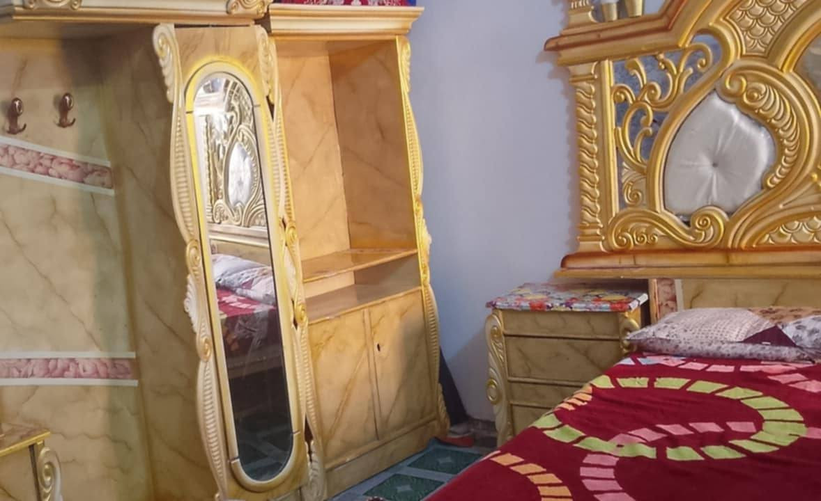 السلام عليكم
غرفه كامل عراقي للبيع بعدهي 

جديده ونضيفه كلش 

كنتور ابو ٦ 

ميز ابو مرايه وجربايه وزاويه ومكتبه وميوزه

كامله مكمله 

السعر لو خاص لو نتصال ع رقم (***********)
