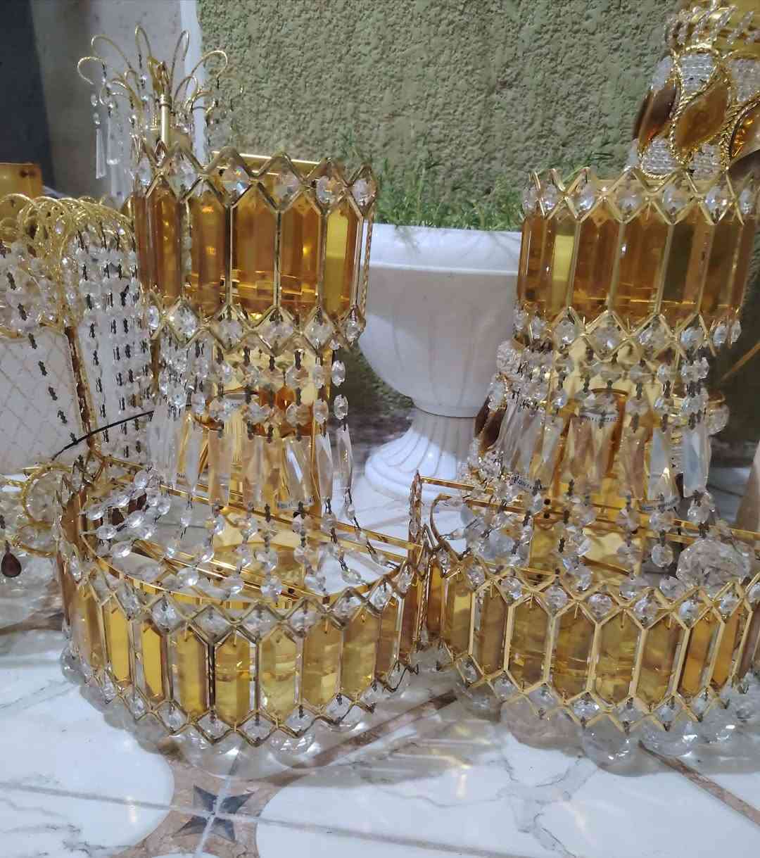 للبيع
ثريات طلاء ثابت كريستال 
٢ حجم كبير 
١ وسط 
٤ براكيت 
محاويل ***********
