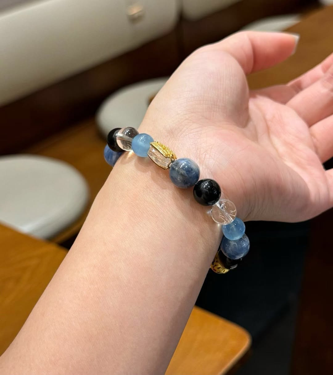 Blueberry Pudding

This "High-Frequency Purification Set"—comprising Kyanite, Aquamarine, Clear Quartz, and Obsidian—has been on my wrist for a week. Here are my honest impressions: 👇

💙 **Kyanite**
The no-nonsense "Stone of Truth." I wear it during meditation or when I need to focus intensely on work; it clears my mind and makes it easier to pinpoint the essentials.

🌊 **Aquamarine**
Ideal for those who struggle with self-expression or tend to bottle up their words. Since wearing it, I’ve found the courage to speak up more confidently; I no longer feel nervous during conversations, and the sensation of a "lump in my throat" has vanished.

🤍 **Clear Quartz**
The ultimate energy amplifier. When strung together with the other three stones, it plays the pivotal role of "boosting the performance" of its companions.

🖤 **Obsidian**
The finisher and energetic guardian. It deflects external emotional projections, absorbs negative office vibes, and wards off the strange auras of passersby. I wear it on my right wrist (traditionally associated with absorption), making it perfect for commuting or navigating crowded environments.

藍白色系+黑曜石點綴，顯白又低調清爽。

If you would like this subtle beauty to become your daily companion, write to me 
📩WhatsApp：8613308361107

Don't wait, because a bracelet like this will probably never appear again


**إذا كنت صاحب هذا الإعلان وتريد حذفه لأي سبب، رجاءا أرسل رسالة إلى الدعم الفني**