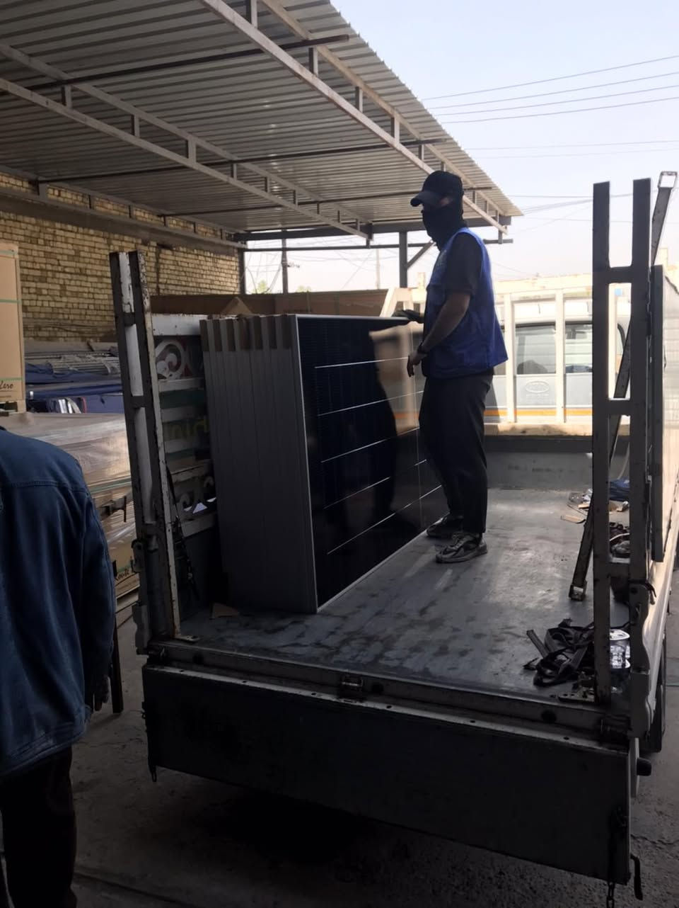 جانب من تحميل جزء من موادنا الى وكيلنا في بغداد 

الواح جينكو ٦١٥ واط الافضل عالميا مع شهادة منشأ باسم شركتنا كريد A

بطاريات هايلي العالمية الغنية عن التعريف بقدرة ١٥ كيلو واط وعدد دورات ١٠،٠٠٠ دورة مما يعني عمر تشغيلي طويل يصل الى اكثر من ١٤ سنة

انفيرترات سولارماكس تيك فاين بقدرة ١١كيلو واط 

تجهيز جملة ومفرد 
بغداد - حي الجهاد

***********-***********-***********
