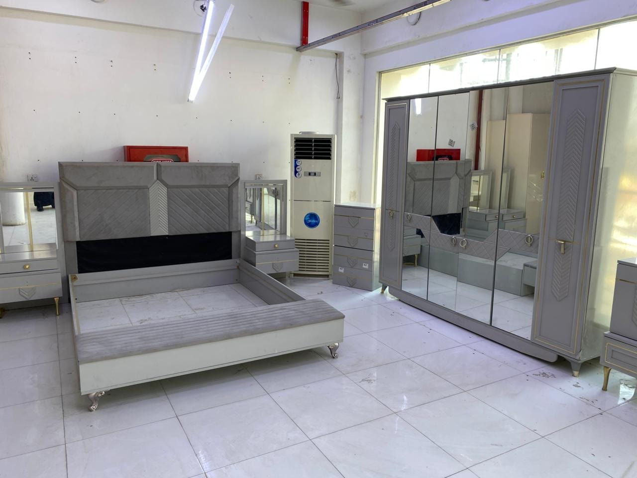 غرفه نوم تركي ٨ قطعه جديد مامستخدمه بسعر مناسب
٨٥٠ الف 
متوفره بالمعرض الذهبي للأثاث *********** ***********
