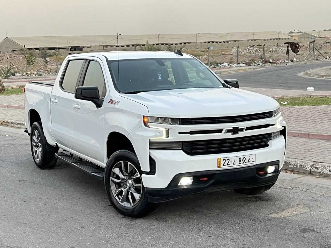 شوفرليت سلفرادو 
Chevrolet Silverado RST Z71
موديل: 2021 
بجم كبس 
ايرباك ستيرن سليم + دشبول سليم 
بدون شواصي بدون لغود 
صور الحادث مرفقة 
كير مكينة مكفولات 
ماشيه 84 الف كيلومتر
المحرك: V8 سعة 5.3 لتر 8 سلندر
الفئة Z71 Off-Road RST
4X4 فور ويل 
لايتات LED
مضادات انزلاق 
تحكمات ستيرن 
ستيرن هيتر 
رادار امامي 
تحديد مسار 
رادار  مانع تصادم 
شاشة كبيرة 
شاشة تدعم Apple carplay و Android auto وBluetooth
وكامرة خلفية دوارة 
نظام فرامل ABS 
نظام Off Road للطرق الوعرة
وبيها بعد هواي مواصفات ما ذكرتهن 
السيارة جديدة واحلى من الصور مابيها اي نقص 
رقم اربيل الجديد باسمي تحويل ثاني يوم 
السعر 245 وبيها مجال بسيط 
***********
مكان السيارة بغداد

