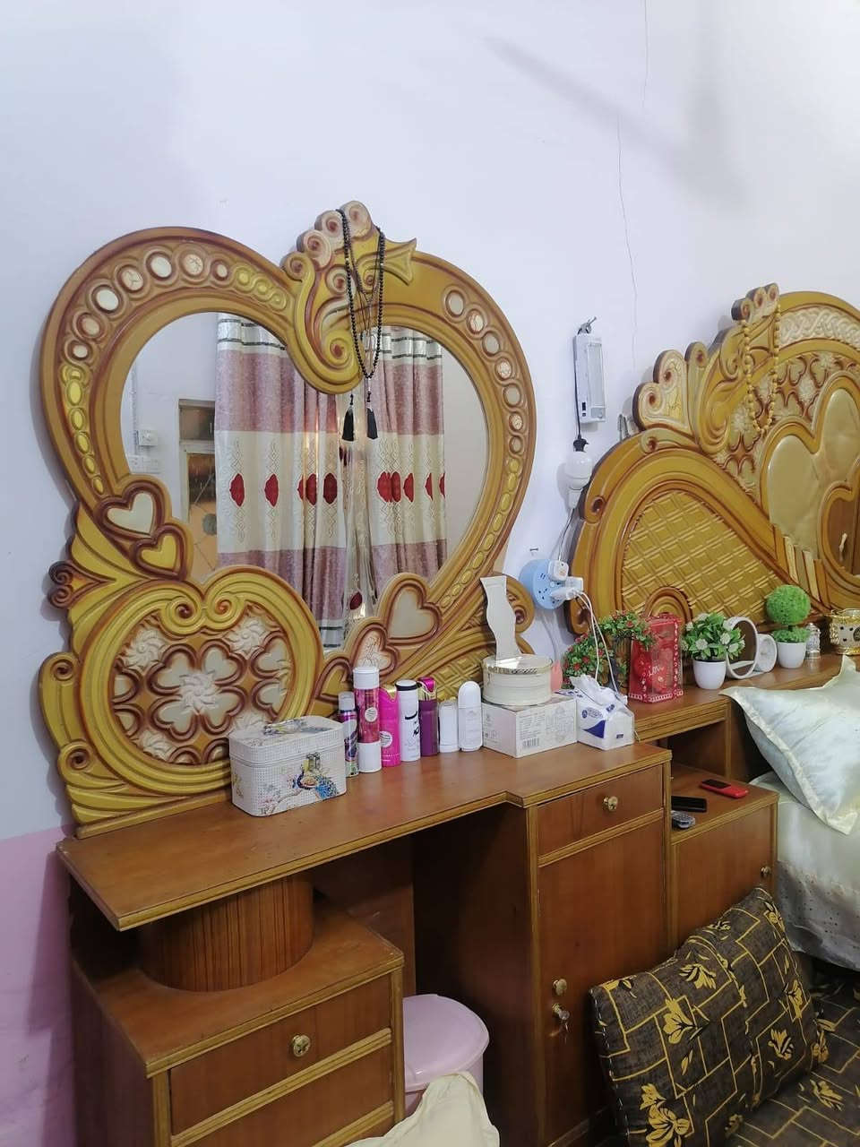 الســـلام عليكم غرفــــه اخشاب للبــــيع زلغ مابيهاا جديده الدوشگ وياهه لاستفسار او لاتصال على الرقم التالي 
***********
