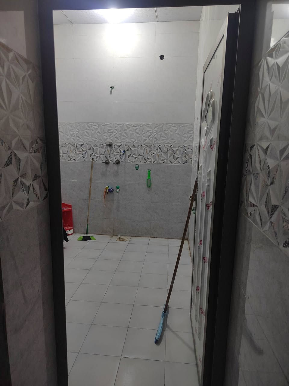 بيت البيع وقف سني مسجل بالوقف بالتنومه بشارع الرسول مساحته ٢١٠ غرفتين ودوانيه ومطبخ وهول جبير وحديقه سقف كونكريت بناء جديد الارض اصولي بيه حجه الاستفسار *********** واجهه ١١ ونزال نزال ٢١ سعره ٨٠ وبي مجال قليل
