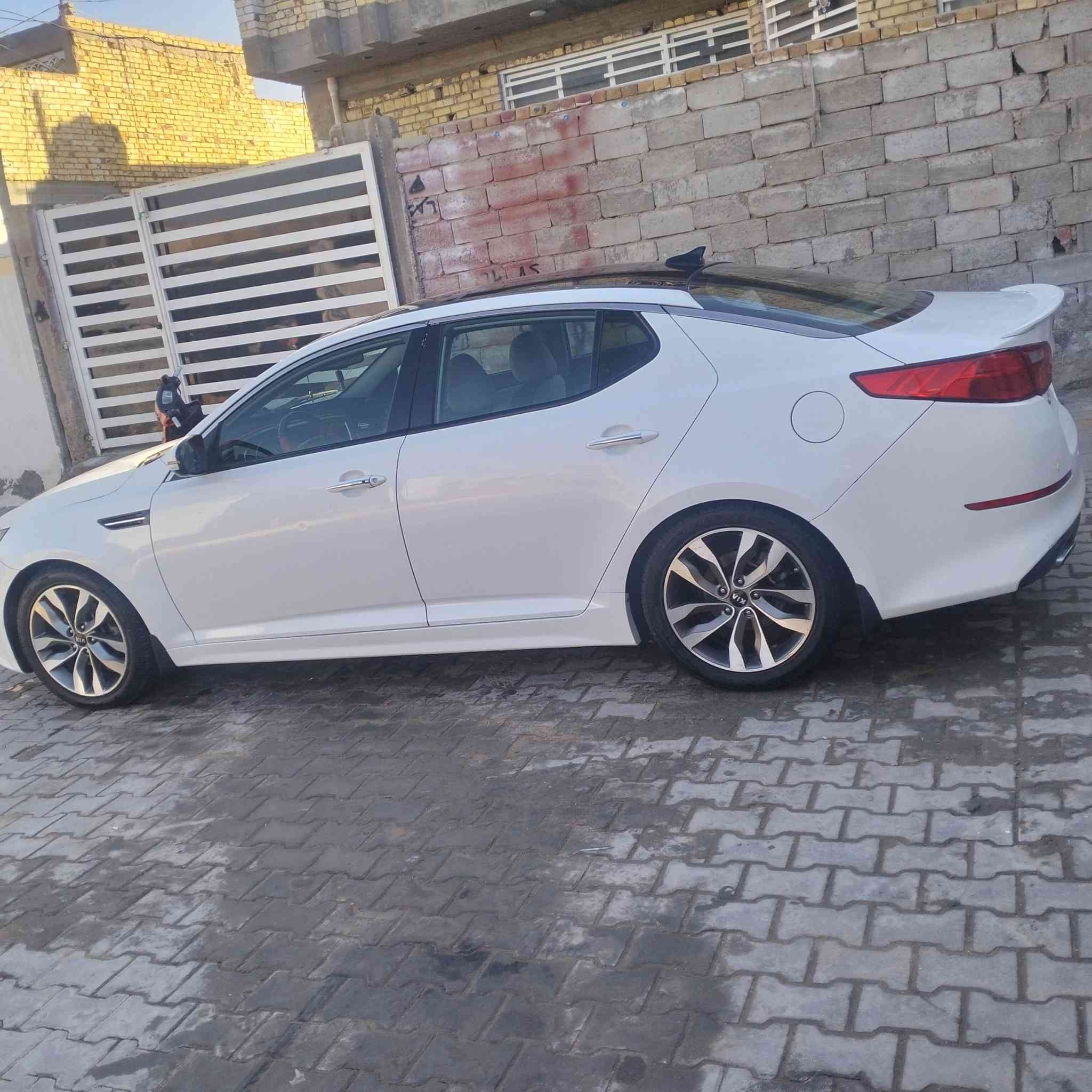 السلام عليكم اوبتيما للبيع مديل 2015 أمريكي حادثه بنيد فقط بدون دواخل بدون ايرباك والباقي كافاله عامه 
مكينه وكير. كفاله مكينه 2400 تخم تاير حداديه تخم ويل كله جديده سياره جاهزه من كل النواحي 
السياره فول مواصفات واحد عل واحد 
بصمه تشغيل بصمه ابواب تحكم استيرن مري شفط 
اشاير ترحيب كشنات كهربائئ شاشه تبريد قطعتين جنطه بصمه بنوراما كشنات تدفئه تبريد وبعد بيه هوايه مواصفات 
مكاني ديوانيه السعر 130 وبيه مجال 
***********
