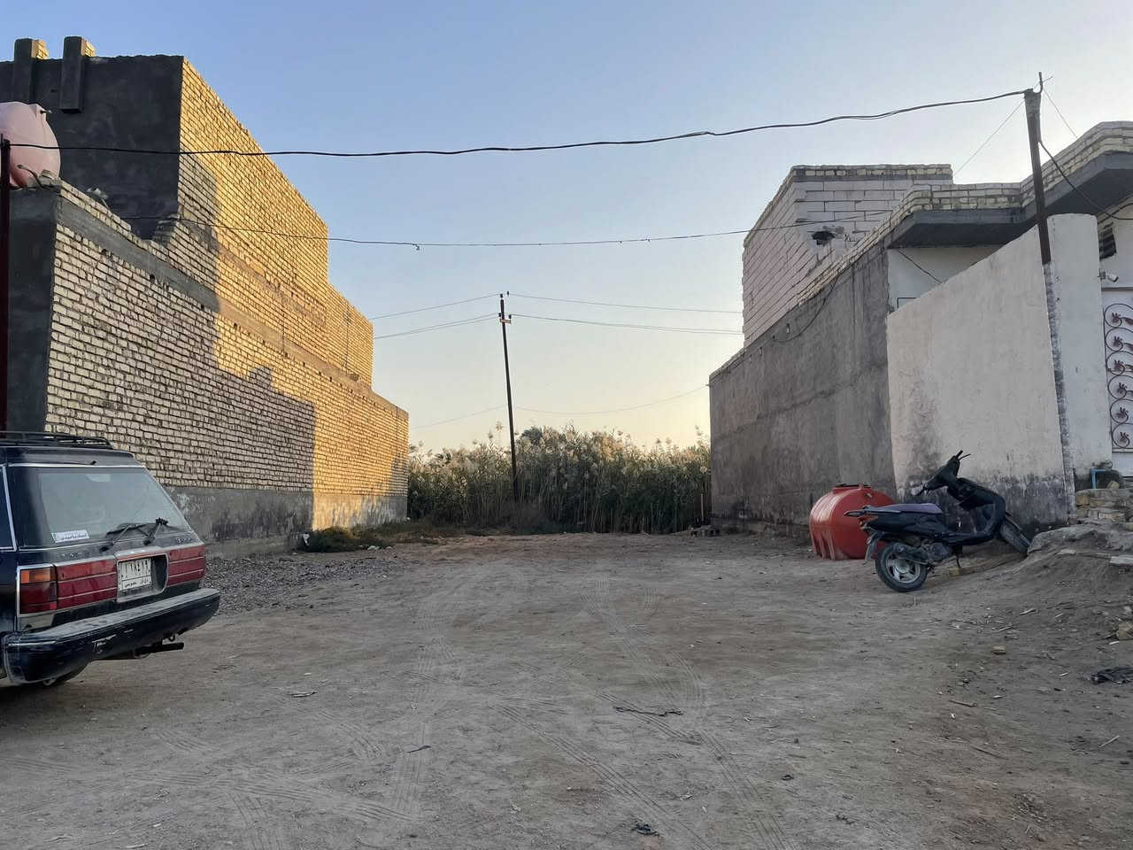 قطعة ارض زراعي للبيع مدفونه وجاهزة ..على طريق العكيكة بجانب السايد الراجع للسوق ..مسافة عن الشارع العام  ٤٠٠ متر تقريب ماي وكهرباء موجوده .. 

مساحة ١١٠ متر 
للاستفسار (***********)
