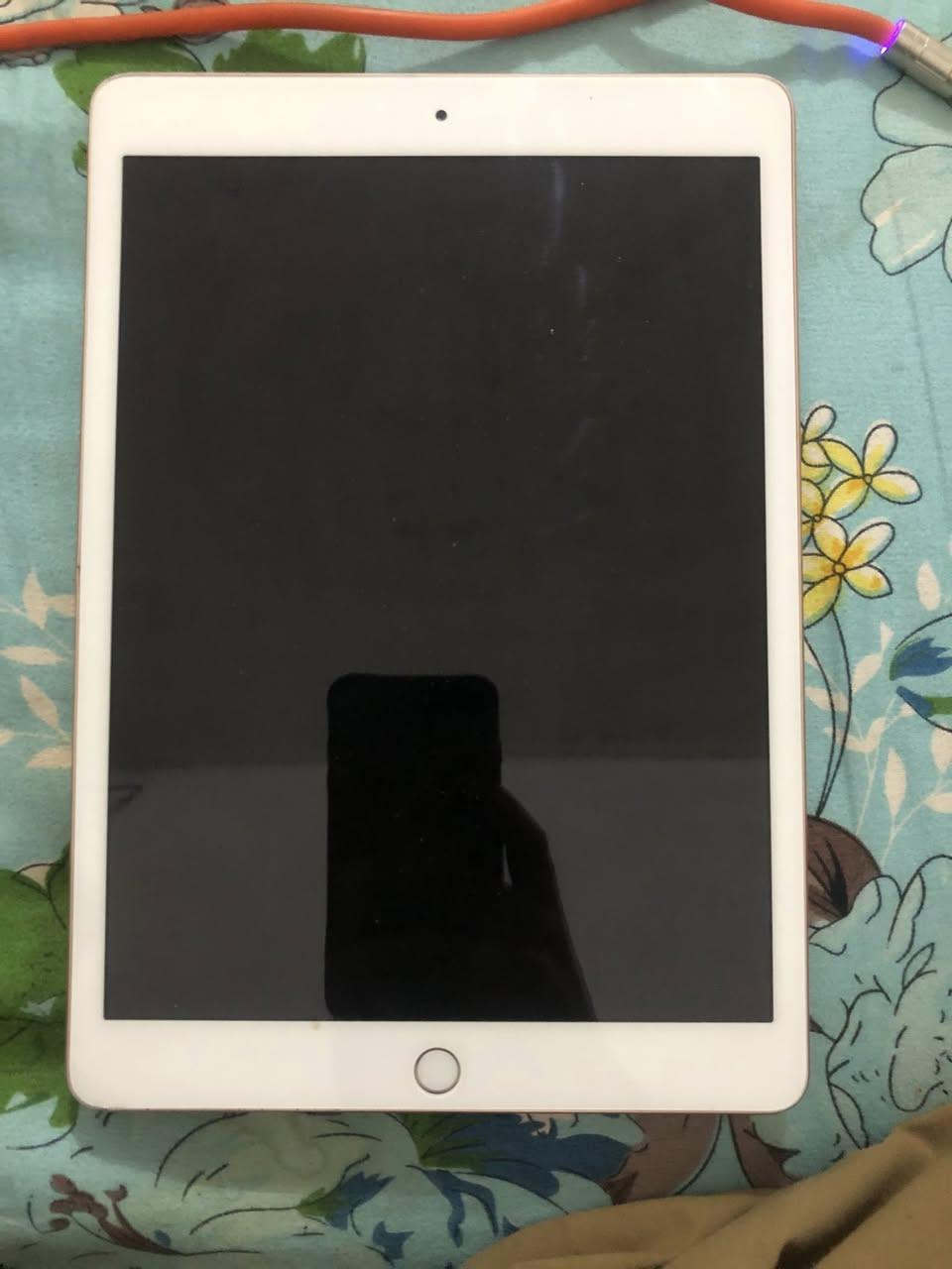 المواصفات الرئيسية للجهاز (موديل MW762LL/A)
تاريخ الإصدار: تم الإعلان عنه في سبتمبر 2019.

الشاشة: شاشة Retina مقاس 10.2 إنش بدقة 2160 × 1620 بكسل.

المعالج: شريحة A10 Fusion مع بنية 64-bit.

السعة: يأتي هذا الموديل تحديداً (MW762LL/A) بسعة تخزين 32 جيجابايت.

اللون: ذهبي (Gold).

الاتصال: يدعم شبكات Wi-Fi فقط.

نظام التشغيل: يعمل حالياً بنظام iPadOS 18.7.2 (كما يظهر في الصورة)، وهو آخر تحديث رئيسي يدعمه هذا الجيل.

الكاميرا: كاميرا خلفية بدقة 8 ميجابكسل وكاميرا أمامية FaceTime HD بدقة 1.2 ميجابكسل. ‏ ‏السعر 220￼￼


**إذا كنت صاحب هذا الإعلان وتريد حذفه لأي سبب، رجاءا أرسل رسالة إلى الدعم الفني**